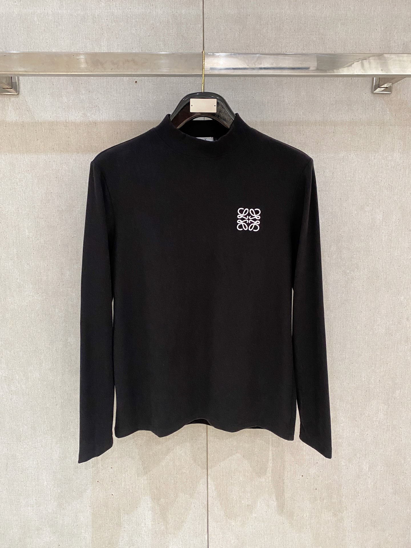 NO:600544,Luo Yiwei's new autumn and winter counter, fashionable casual bottoming long-sleeved T-shirt, made of imported high-density double-sided stretch cotton fabric, made with exquisite original logo, excellent in comfort and breathability, soft, anti-wrinkle, elastic and drapey. It is handsome whether worn alone or as an inner layer. It conforms to men's practical dressing habits, pursues luxury, noble and elegant style, and creates extraordinary men's taste. The visual effect is very good, the grade is very high, simple and fashionable, a must-have choice for leisure and business!  Size M-XXXL,,loewe,tees,t-shirt,alexander wang19860909罗意威 秋冬专柜新款 时尚休闲打底衫长袖T恤,精选进口高密度双面拉架棉面料,精致原版logo打造,舒适性与透气性兼优,柔软抗皱弹性和垂性极佳,无论是单穿或是内搭都是帅气十足,吻合了男性实用穿衣习惯,追求奢华高贵优雅风范,打造不凡男士品味,视觉效果非常赞,档次极高,简约时尚,休闲商务必备之选！ 码数M-XXXL,,loewe,tees，t-shirt,alexander wang,Men's clothing