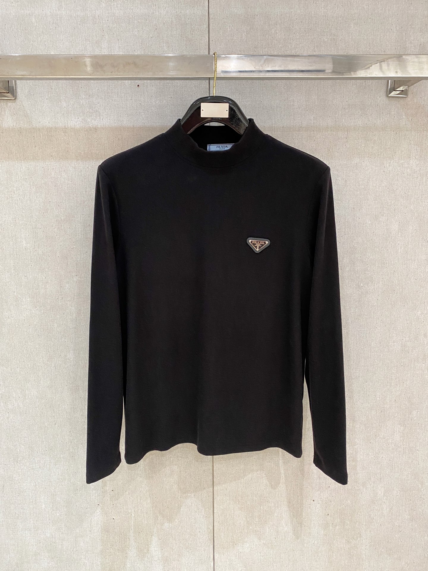 NO:600541,PRADA's new autumn and winter counter, fashionable casual bottoming long-sleeved T-shirt, made of imported high-density double-sided stretch cotton fabric, made with exquisite original logo, excellent in comfort and breathability, soft, anti-wrinkle, elastic and drapey. It is handsome whether worn alone or as an inner layer. It conforms to men's practical dressing habits, pursues luxury, noble and elegant style, and creates extraordinary men's taste. The visual effect is very good, the grade is very high, simple and fashionable, a must-have choice for leisure and business!  Size M-XXXL,,prada,prada,tees,t-shirt,alexander wang19860909普拉达PRADA 秋冬专柜新款 时尚休闲打底衫长袖T恤,精选进口高密度双面拉架棉面料,精致原版logo打造,舒适性与透气性兼优,柔软抗皱弹性和垂性极佳,无论是单穿或是内搭都是帅气十足,吻合了男性实用穿衣习惯,追求奢华高贵优雅风范,打造不凡男士品味,视觉效果非常赞,档次极高,简约时尚,休闲商务必备之选！ 码数M-XXXL,,prada,prada,tees，t-shirt,alexander wang,Men's clothing