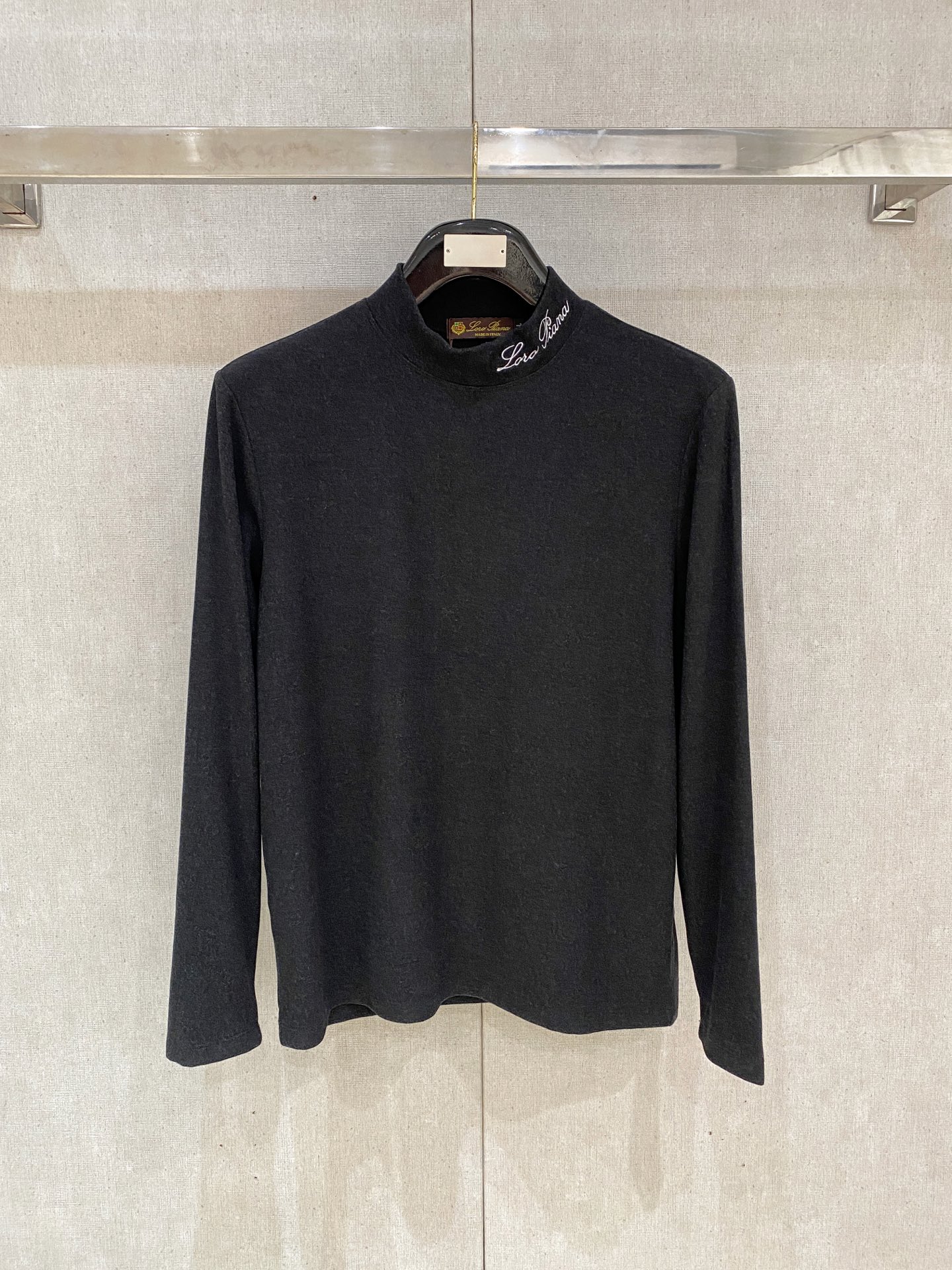 NO:600538,LP's new autumn and winter counter, fashionable casual bottoming long-sleeved T-shirt, made of imported high-density double-sided stretch cotton fabric, made with exquisite original logo, excellent in comfort and breathability, soft, anti-wrinkle, elastic and drapey. It is handsome whether worn alone or as an inner layer. It conforms to men's practical dressing habits, pursues luxury, noble and elegant style, and creates extraordinary men's taste. The visual effect is very good, the grade is very high, simple and fashionable, a must-have choice for leisure and business!  Size M-XXXL,,loro piana,tees,t-shirt,alexander wang19860909LP 秋冬专柜新款 时尚休闲打底衫长袖T恤,精选进口高密度双面拉架棉面料,精致原版logo打造,舒适性与透气性兼优,柔软抗皱弹性和垂性极佳,无论是单穿或是内搭都是帅气十足,吻合了男性实用穿衣习惯,追求奢华高贵优雅风范,打造不凡男士品味,视觉效果非常赞,档次极高,简约时尚,休闲商务必备之选！ 码数M-XXXL,,loro piana,tees，t-shirt,alexander wang,Men's clothing