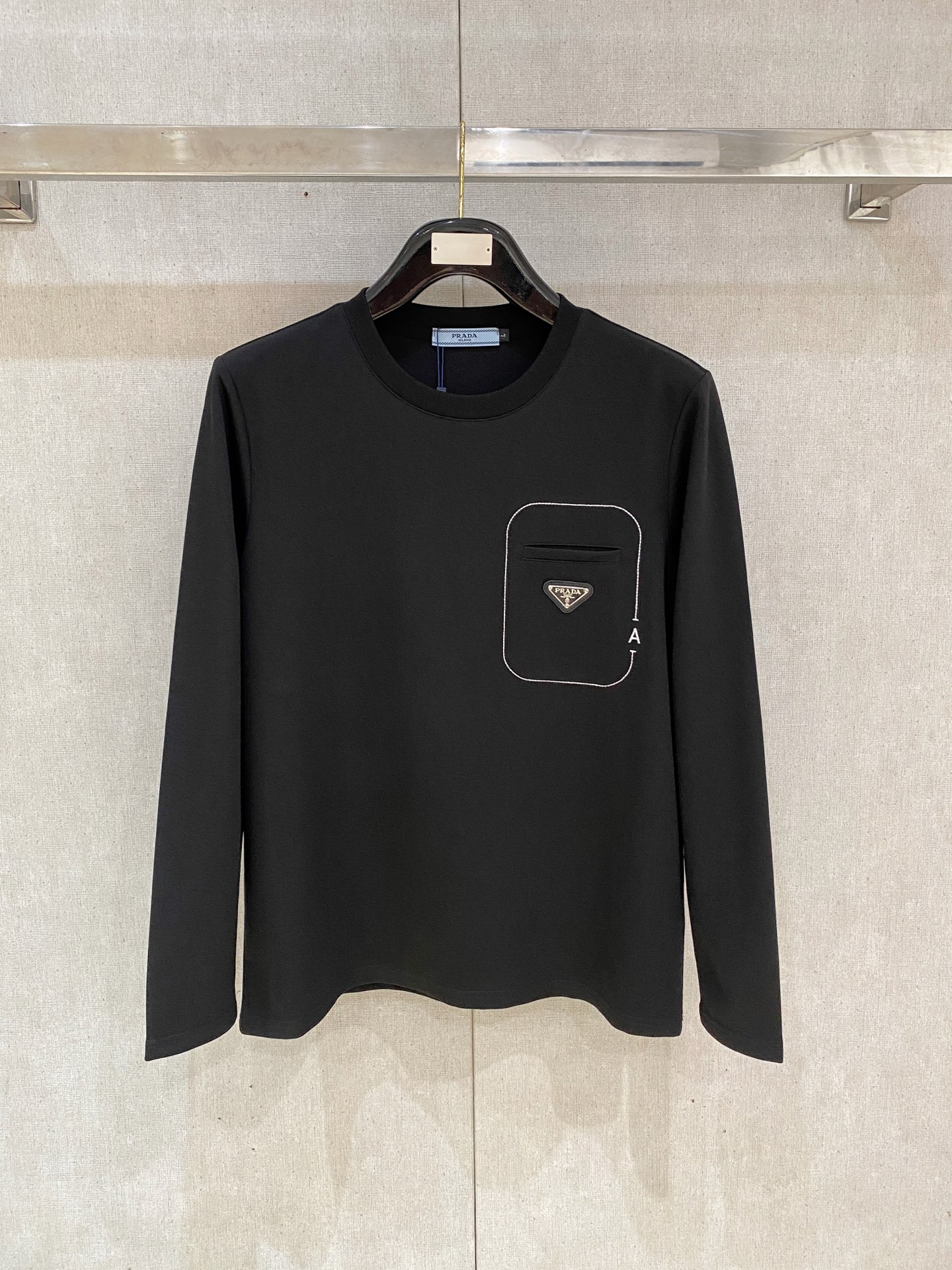 NO:600550,PRADA's new autumn and winter counter, fashionable casual bottoming long-sleeved T-shirt, made of imported high-density double-sided stretch cotton fabric, made with exquisite original logo, excellent in comfort and breathability, soft, anti-wrinkle, elastic and drapey. It is handsome whether worn alone or as an inner layer. It conforms to men's practical dressing habits, pursues luxury, noble and elegant style, and creates extraordinary men's taste. The visual effect is very good, the grade is very high, simple and fashionable, a must-have choice for leisure and business!  Size M-XXXL,,prada,prada,tees,t-shirt,alexander wang19860909普拉达PRADA 秋冬专柜新款 时尚休闲打底衫长袖T恤,精选进口高密度双面拉架棉面料,精致原版logo打造,舒适性与透气性兼优,柔软抗皱弹性和垂性极佳,无论是单穿或是内搭都是帅气十足,吻合了男性实用穿衣习惯,追求奢华高贵优雅风范,打造不凡男士品味,视觉效果非常赞,档次极高,简约时尚,休闲商务必备之选！ 码数M-XXXL,,prada,prada,tees，t-shirt,alexander wang,Men's clothing