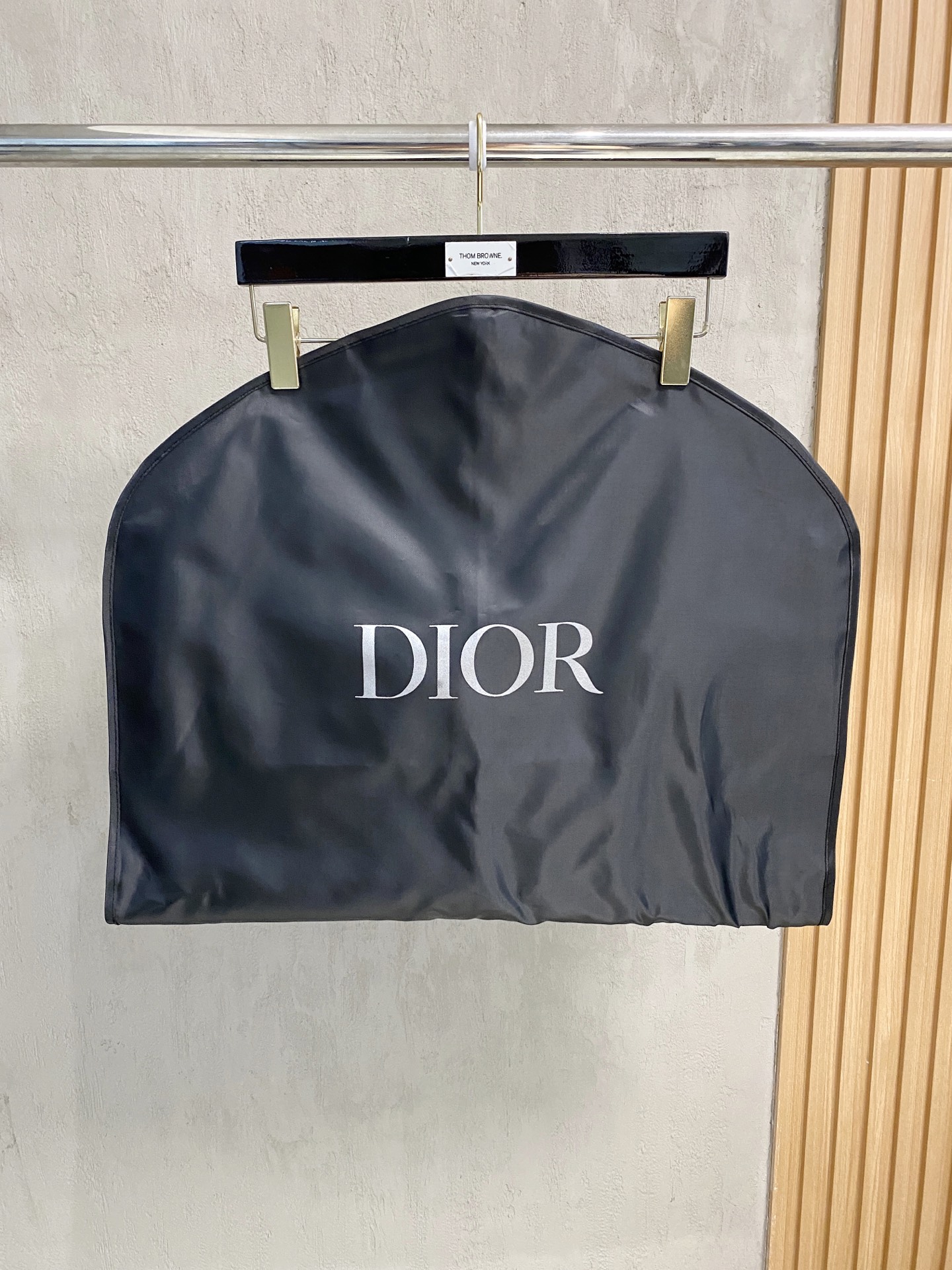 NO:572933,The high version (with logo on the lining) comes with an exclusive dust bag. This 25-year-old jacket highlights Dior's classic Oblique print. It is made of black technical jacquard fabric and is decorated with a Dior rubber patch on the back. The stand-up collar highlights the personality. The whole body is decorated with tonal printing, and exquisite details enhance the style. Comes with the original dust bag. The back is decorated with a Dior rubber patch. The whole body is decorated with an Oblique stand-up collar. Two-way zipper closure, with Dior signature zipper puller.  CD snap color black haze blue size S-XL, dior, jackets & coats, alexander wang19860909高版本（里布有logo）配专属防尘袋 25年这款夹克突显 Dior 经典的 Oblique 印花.采用黑色科技提花面料精心制作,背面饰以 Dior 橡胶补丁,搭配立领彰显个性.通体饰以同色调印花,精巧细节提升造型格调.配原版防尘袋. 背面饰以 Dior 橡胶补丁 通体饰以 Oblique 立领 双向拉链开合,搭配 Dior 标志拉链头 搭配 CD 按扣 颜色黑色 雾霾蓝 尺码S-XL,,dior,jackets & coats,alexander wang,Men's clothing