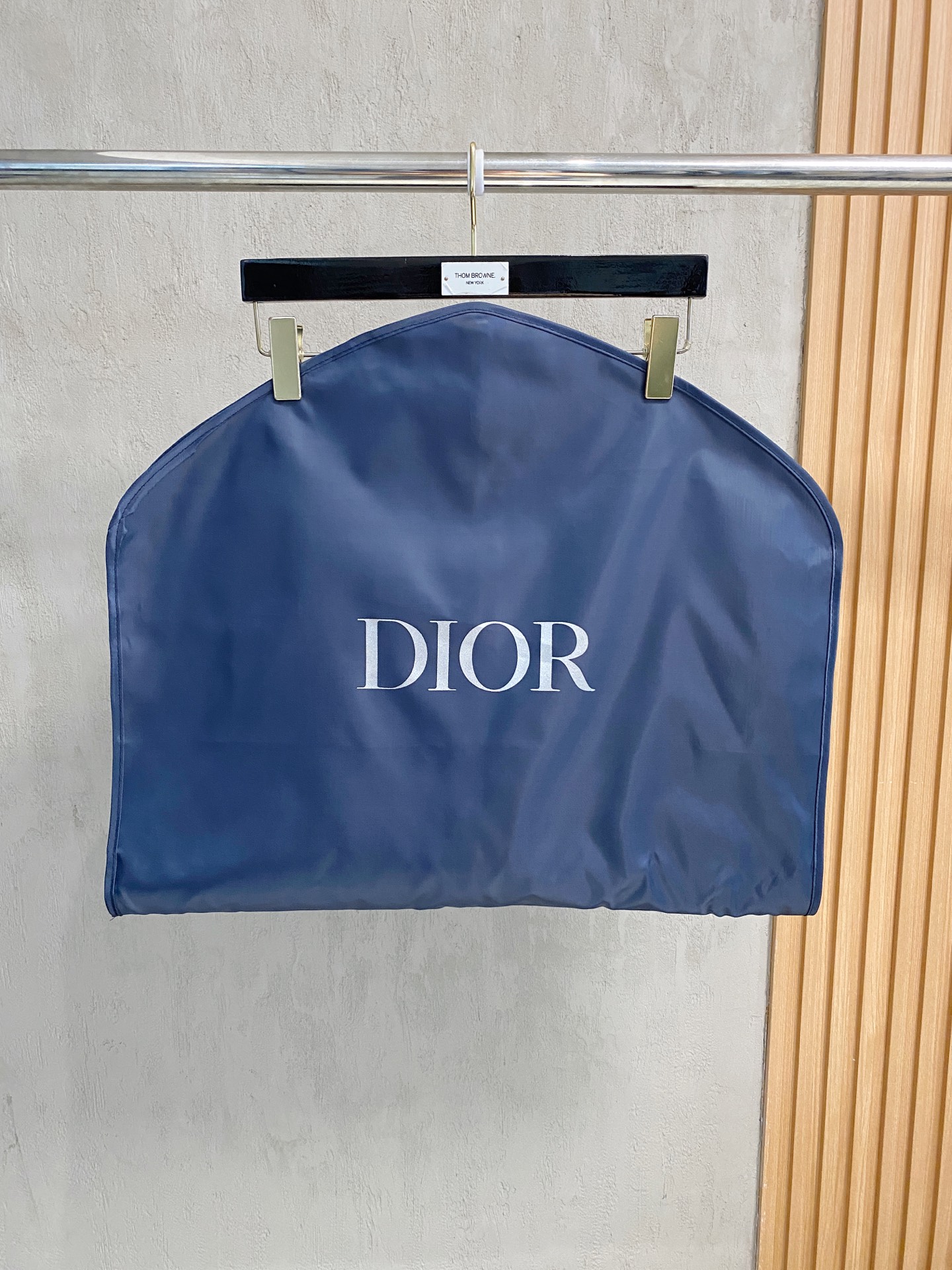 NO:572948,High version (with logo on the lining) with exclusive dust bag DR DIoR 25FW new down vest  The fabric uses scientific jacquard technology to apply laser jacquard technology to the fabric, making the entire piece more concave and convex, with a stronger three-dimensional effect. This technology not only improves the visual effect of the fabric, but also enhances the durability and comfort of the fabric. The custom-woven high-density satin nylon material, combined with the dark jacquard weave method, makes the down highly waterproof, anti-fouling, and dust-proof. This ensures that it can maintain good appearance and performance in bad weather.  Printing process Oblique printing is applied to the fabric through precise printing technology, perfectly integrating with the fabric, showing a low-key and luxurious visual effect. The down filling is strictly processed and screened to ensure the fluffiness and warmth of the down. The down is evenly filled into the liner and fixed by sewing and gluing.   Detail processing is carried out on the collar, cuffs, hem and other parts to improve the practicality and beauty. At the same time, ironing and inspection are carried out to ensure that the product quality meets the standards. Black, same style for men and women!  SIZE: S-XL three standard complete, dior, down jacket, alexander wang19860909高版本（里布有logo）配专属防尘袋 DR DIoR 25FW新款羽绒马甲 面料采用科技提花技术在面料上应用激光提花技术,使整件凹凸有致,立体感更强.这种技术不仅提升了面料的视觉效果,还增强了面料的耐用性和舒适度.定织高密度缎面尼龙材质,结合暗纹提花织法,使得羽绒具有极高的防水、防污、防尘性能.这确保了在恶劣天气下也能保持良好的外观和性能. 印花工艺Oblique印花通过精密的印刷技术应用于面料上,与面料完美融合,呈现出低调而奢华的视觉效果. 羽绒填充经过严格的处理和筛选,确保羽绒的蓬松度和保暖性.将羽绒均匀地填充到的内胆中,并通过缝制压胶等方式固定. 细节处理在的领口、袖口、下摆等部位进行细节处理,以提升的实用性和美观度.wt同时,对进行整烫和检验,确保产品质量符合标准. 黑色,男女同款！ SIZE:S-XL 三标齐全,,dior,down jacket,alexander wang,Men's clothing