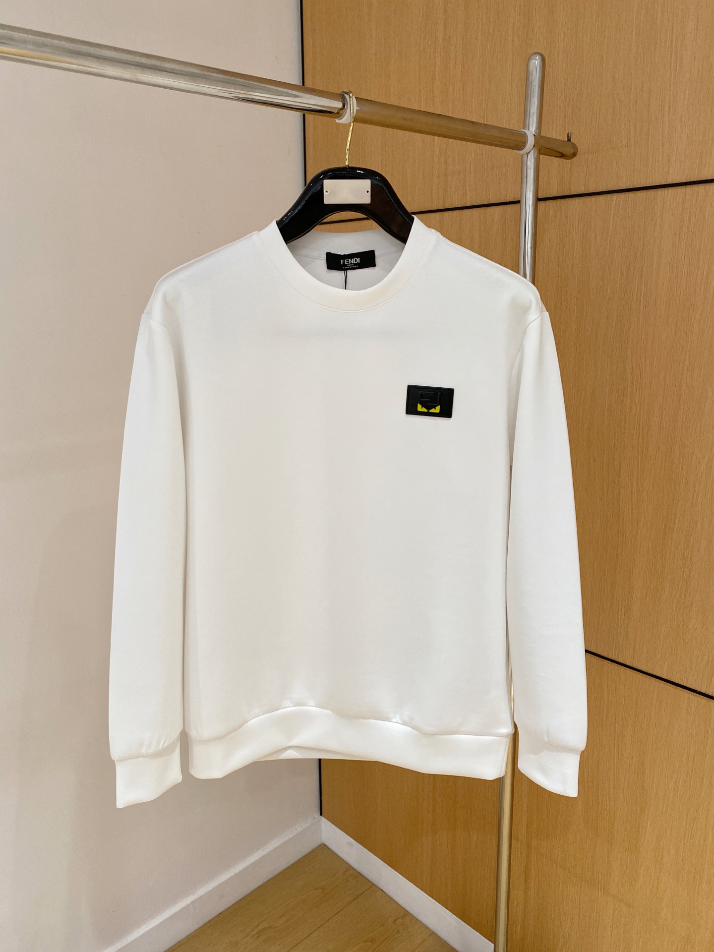 NO:628510,Fendi 2025 Autumn and Winter Men's Letter Logo Pullover Space Cotton Sweatshirt Classic OS version, simple yet stylish. Daily sports and leisure business without pressure...Customer-supplied space knitted cotton, made through a micro-knitting three-dimensional process, the lining is as neat as scales, super texture, breathable and comfortable, with an invincible sense of detail and soft touch. It is the first choice for single wear and inner wear! Color Black White  Size XS/S/M/L,,fendi,hoodie,sweatshirts,alexander wang19860909芬迪 2025秋冬男士字母标识套头太空棉卫衣 经典OS版型,简约而不失格调.日常运动休闲商务毫无压力... 客供太空针织棉,经由微型针织立体工艺过程制作,内里鳞甲般工整,质感超强,透气舒适,细节感和触感柔更是无敌,单穿内搭首选! 颜色黑色 白色 尺码XS/S/M/L,,fendi,hoodie,sweatshirts,alexander wang,Men's clothing