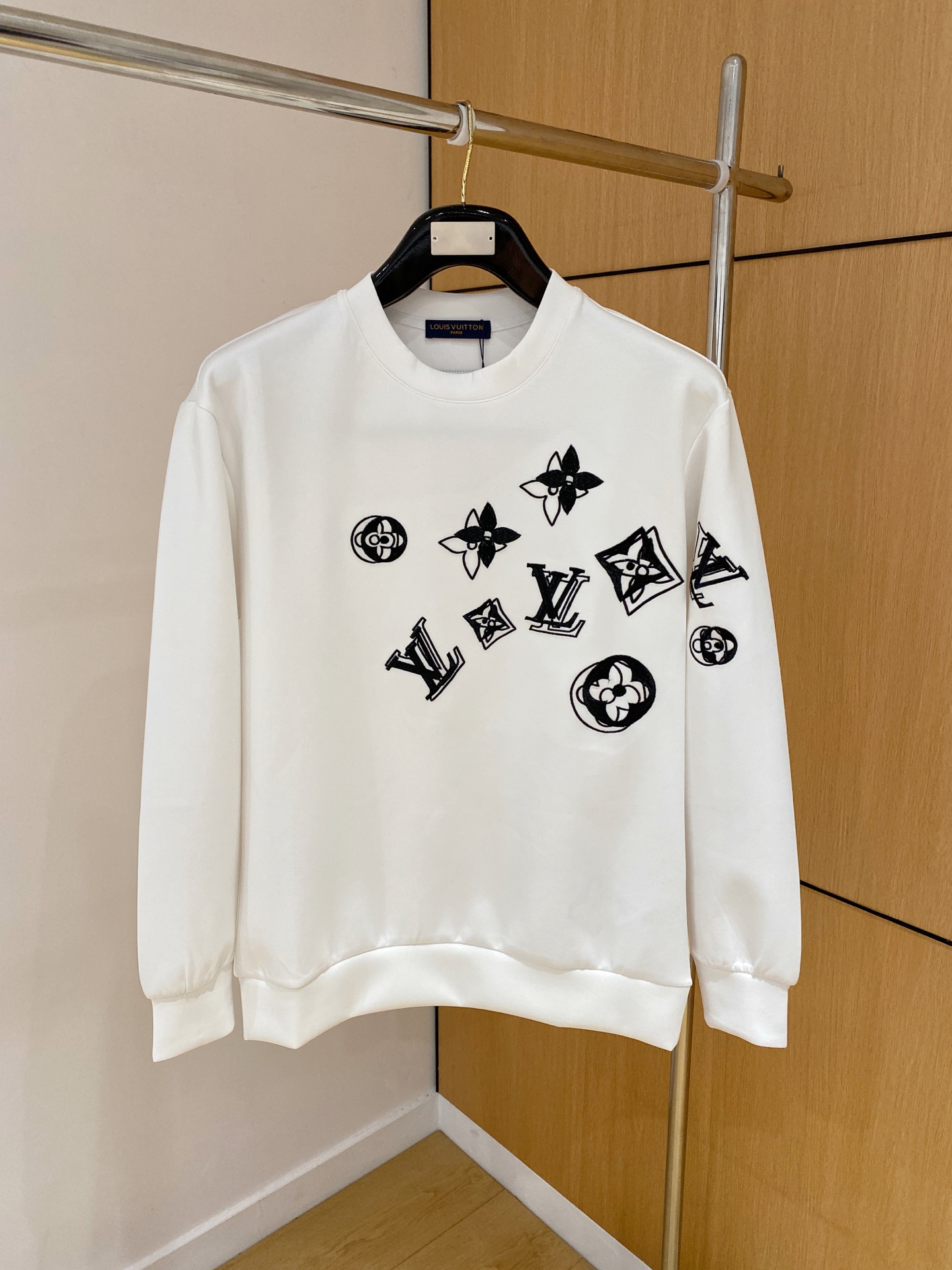 NO:628462,LV 2025 autumn and winter men's letter logo pullover space cotton sweatshirt. Classic OS version, simple yet stylish. Daily sports and leisure business without pressure...Customer-supplied space knitted cotton, made through micro-knitting three-dimensional process, the inside is as neat as scales, super texture, breathable and comfortable, the details and soft touch are invincible, the first choice for single wear and inner wear! Color black white Size XS/S/M/L,, louis  vuitton,hoodie,sweatshirts,alexander wang19860909LV 2025秋冬男士字母标识套头太空棉卫衣 经典OS版型,简约而不失格调.日常运动休闲商务毫无压力... 客供太空针织棉,经由微型针织立体工艺过程制作,内里鳞甲般工整,质感超强,透气舒适,细节感和触感柔更是无敌,单穿内搭首选! 颜色黑色 白色 尺码XS/S/M/L,,louis vuitton,hoodie,sweatshirts,alexander wang,Men's clothing