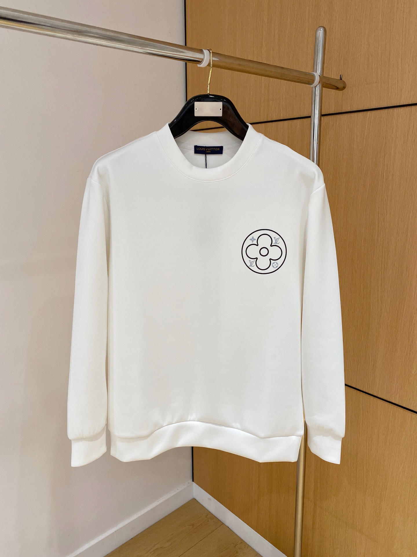 NO:628403,LV 2025 autumn and winter men's letter logo pullover space cotton sweatshirt. Classic OS version, simple yet stylish. Daily sports and leisure business without pressure...Customer-supplied space knitted cotton, made through micro-knitting three-dimensional process, the inside is as neat as scales, super texture, breathable and comfortable, the details and soft touch are invincible, the first choice for single wear and inner wear! Color black white Size XS/S/M/L,, louis  vuitton,hoodie,sweatshirts,alexander wang19860909LV 2025秋冬男士字母标识套头太空棉卫衣 经典OS版型,简约而不失格调.日常运动休闲商务毫无压力... 客供太空针织棉,经由微型针织立体工艺过程制作,内里鳞甲般工整,质感超强,透气舒适,细节感和触感柔更是无敌,单穿内搭首选! 颜色黑色 白色 尺码XS/S/M/L,,louis vuitton,hoodie,sweatshirts,alexander wang,Men's clothing