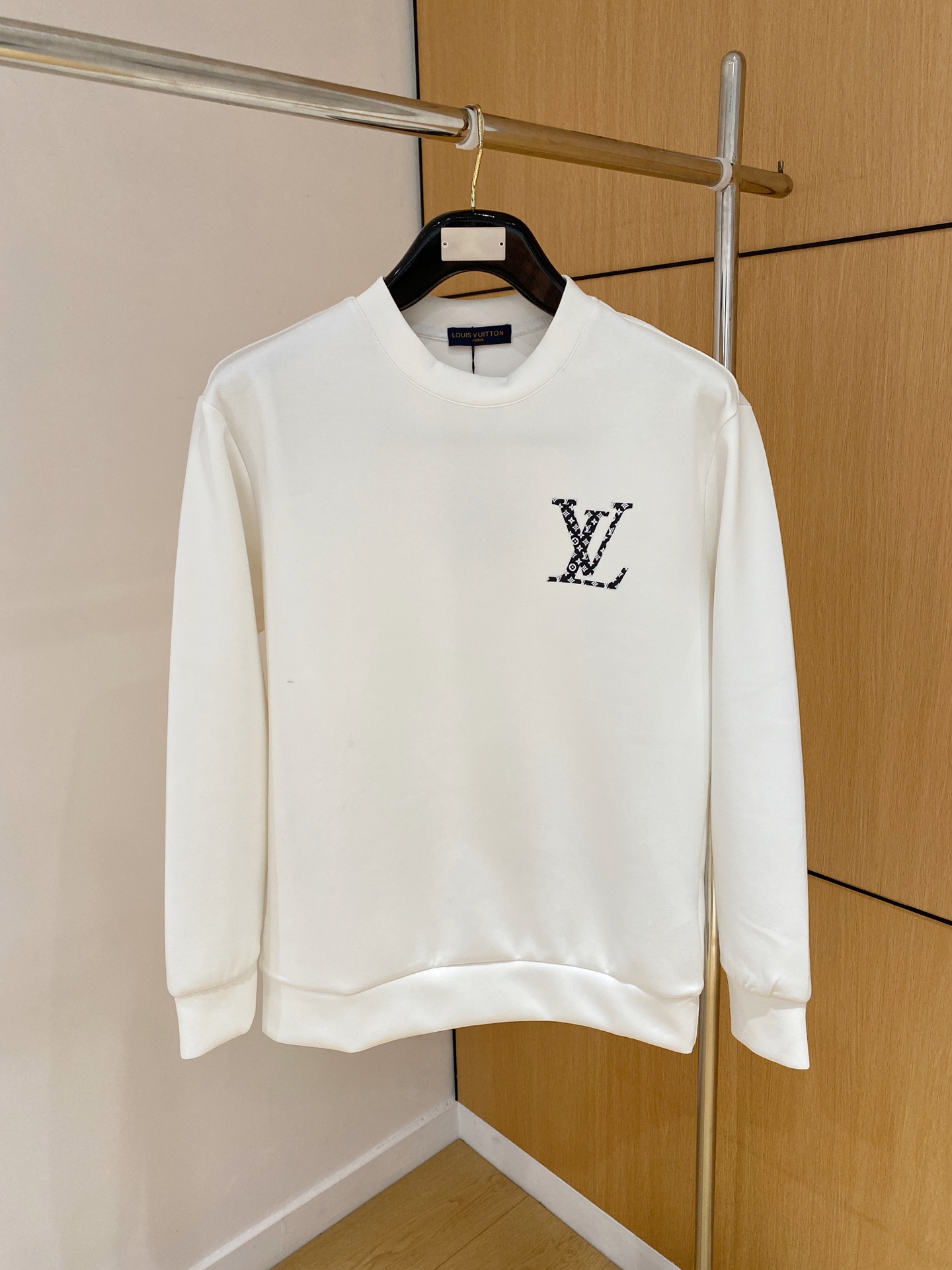 NO:628417,LV 2025 autumn and winter men's letter logo pullover space cotton sweatshirt. Classic OS version, simple yet stylish. Daily sports and leisure business without pressure...Customer-supplied space knitted cotton, made through micro-knitting three-dimensional process, the inside is as neat as scales, super texture, breathable and comfortable, the details and soft touch are invincible, the first choice for single wear and inner wear! Color black white Size XS/S/M/L,, louis  vuitton,hoodie,sweatshirts,alexander wang19860909LV 2025秋冬男士字母标识套头太空棉卫衣 经典OS版型,简约而不失格调.日常运动休闲商务毫无压力... 客供太空针织棉,经由微型针织立体工艺过程制作,内里鳞甲般工整,质感超强,透气舒适,细节感和触感柔更是无敌,单穿内搭首选! 颜色黑色 白色 尺码XS/S/M/L,,louis vuitton,hoodie,sweatshirts,alexander wang,Men's clothing