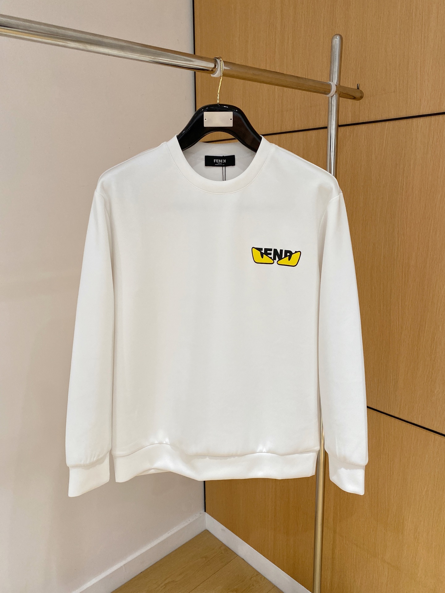 NO:628446,Fendi 2025 Autumn and Winter Men's Letter Logo Pullover Space Cotton Sweatshirt Classic OS version, simple yet stylish. Daily sports and leisure business without pressure...Customer-supplied space knitted cotton, made through a micro-knitting three-dimensional process, the lining is as neat as scales, super texture, breathable and comfortable, with an invincible sense of detail and soft touch. It is the first choice for single wear and inner wear! Color Black White  Size XS/S/M/L,,fendi,hoodie,sweatshirts,alexander wang19860909芬迪 2025秋冬男士字母标识套头太空棉卫衣 经典OS版型,简约而不失格调.日常运动休闲商务毫无压力... 客供太空针织棉,经由微型针织立体工艺过程制作,内里鳞甲般工整,质感超强,透气舒适,细节感和触感柔更是无敌,单穿内搭首选! 颜色黑色 白色 尺码XS/S/M/L,,fendi,hoodie,sweatshirts,alexander wang,Men's clothing