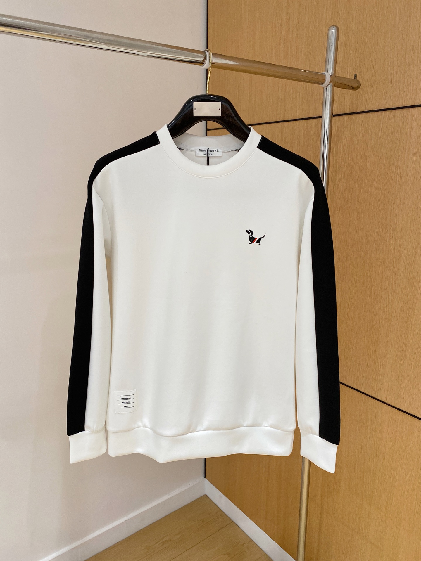 NO:628463,TB 2025 Autumn and Winter Men's Letter Logo Pullover Space Cotton Sweatshirt Classic OS version, simple yet stylish. Daily sports and leisure business without pressure...Customer-supplied space knitted cotton, made through a micro-knitting three-dimensional process, the inside is as neat as scales, super texture, breathable and comfortable, the details and soft touch are invincible, the first choice for wearing alone! Color Black White  Size XS/S/M/L,,hoodie,sweatshirts,alexander wang19860909TB 2025秋冬男士字母标识套头太空棉卫衣 经典OS版型,简约而不失格调.日常运动休闲商务毫无压力... 客供太空针织棉,经由微型针织立体工艺过程制作,内里鳞甲般工整,质感超强,透气舒适,细节感和触感柔更是无敌,单穿内搭首选! 颜色黑色 白色 尺码XS/S/M/L,,hoodie,sweatshirts,alexander wang,Men's clothing