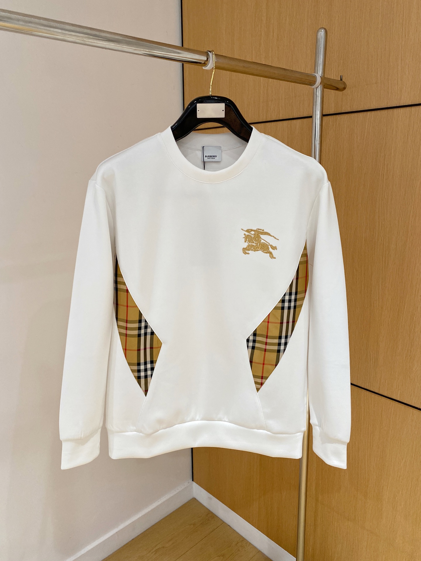 NO:628406,Burberry 2025 Autumn and Winter Men's Letter Logo Pullover Space Cotton Sweatshirt Classic OS version, simple yet stylish. Daily sports and leisure business without pressure...Customer-supplied space knitted cotton, made through a micro-knitting three-dimensional process, the interior is as neat as scales, has a super texture, is breathable and comfortable, and has an invincible sense of detail and soft touch. It is the first choice for wearing alone! Color Black White  Size XS/S/M/L,,burberry,hoodie,sweatshirts,alexander wang19860909巴宝莉 2025秋冬男士字母标识套头太空棉卫衣 经典OS版型,简约而不失格调.日常运动休闲商务毫无压力... 客供太空针织棉,经由微型针织立体工艺过程制作,内里鳞甲般工整,质感超强,透气舒适,细节感和触感柔更是无敌,单穿内搭首选! 颜色黑色 白色 尺码XS/S/M/L,,burberry,hoodie,sweatshirts,alexander wang,Men's clothing