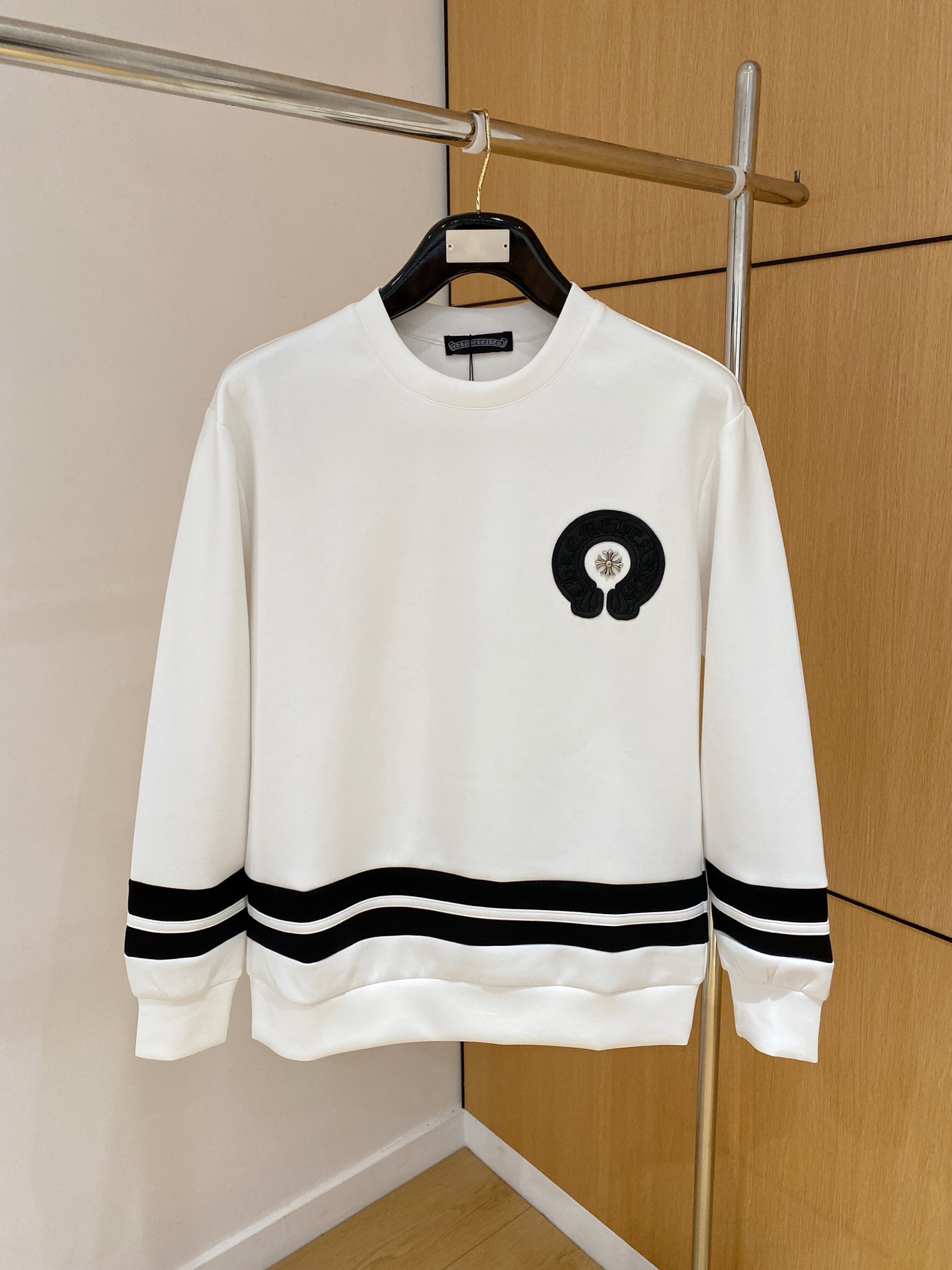 NO:628420,Kroxin 2025 Autumn and Winter Men's Letter Logo Pullover Space Cotton Sweatshirt Classic OS version, simple yet stylish. Daily sports and leisure business without pressure...Customer-supplied space knitted cotton, made through a micro-knitting three-dimensional process, the inside is as neat as scales, super texture, breathable and comfortable, the details and soft touch are invincible, the first choice for single wear and inner wear! Color Black White Size XS/S/M/L,, chrome  hearts,hoodie,sweatshirts,alexander wang19860909克罗心 2025秋冬男士字母标识套头太空棉卫衣 经典OS版型,简约而不失格调.日常运动休闲商务毫无压力... 客供太空针织棉,经由微型针织立体工艺过程制作,内里鳞甲般工整,质感超强,透气舒适,细节感和触感柔更是无敌,单穿内搭首选! 颜色黑色 白色 尺码XS/S/M/L,,chrome hearts,hoodie,sweatshirts,alexander wang,Men's clothing