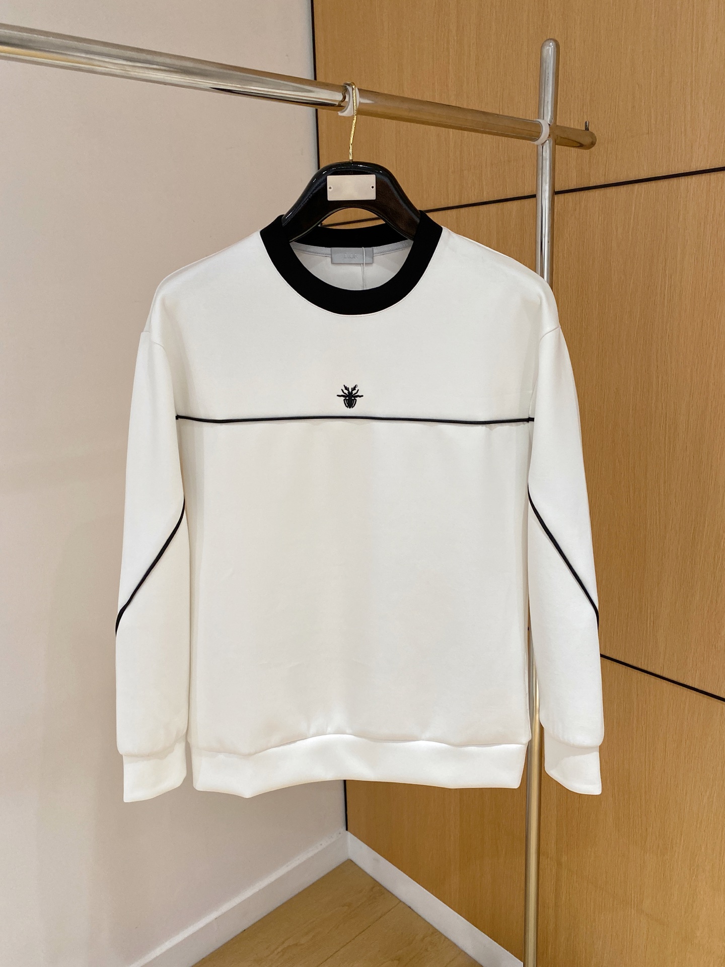 NO:628433,Dior 2025 Autumn and Winter Men's Letter Logo Pullover Space Cotton Sweatshirt Classic OS version, simple yet stylish. Daily sports and leisure business without pressure...Customer-supplied space knitted cotton, made through a micro-knitting three-dimensional process, the inner lining is as neat as scales, super texture, breathable and comfortable, with an invincible sense of detail and soft touch. It is the first choice for single wear and inner wear! Color Black White  Size XS/S/M/L,,dior,hoodie,sweatshirts,alexander wang19860909迪奥 2025秋冬男士字母标识套头太空棉卫衣 经典OS版型,简约而不失格调.日常运动休闲商务毫无压力... 客供太空针织棉,经由微型针织立体工艺过程制作,内里鳞甲般工整,质感超强,透气舒适,细节感和触感柔更是无敌,单穿内搭首选! 颜色黑色 白色 尺码XS/S/M/L,,dior,hoodie,sweatshirts,alexander wang,Men's clothing