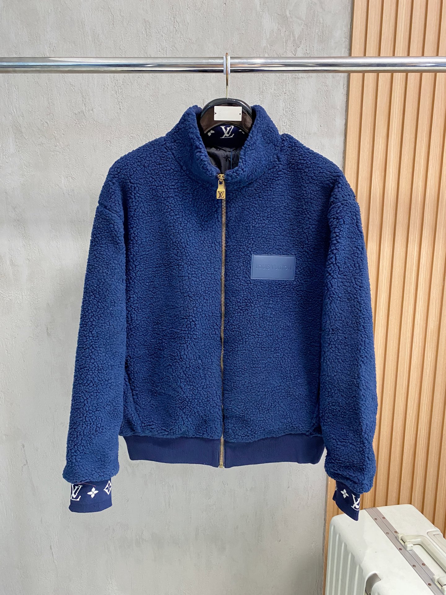 Louis Vuitton Fleece Jas met Monogram Details - Stijlvol en Warm