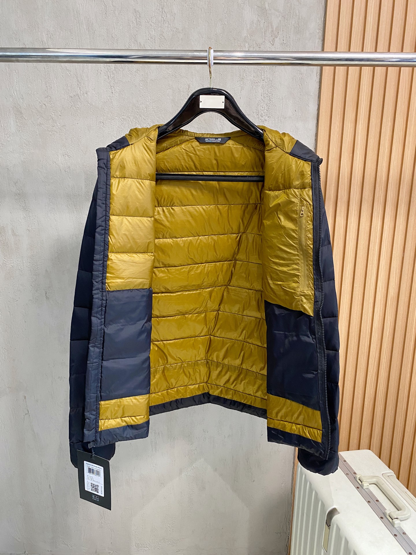 Arc'teryx Thorium AR Lightweight Hooded Down Jacket - Black Gold Edition 6 i1760339274611 2526 0 4