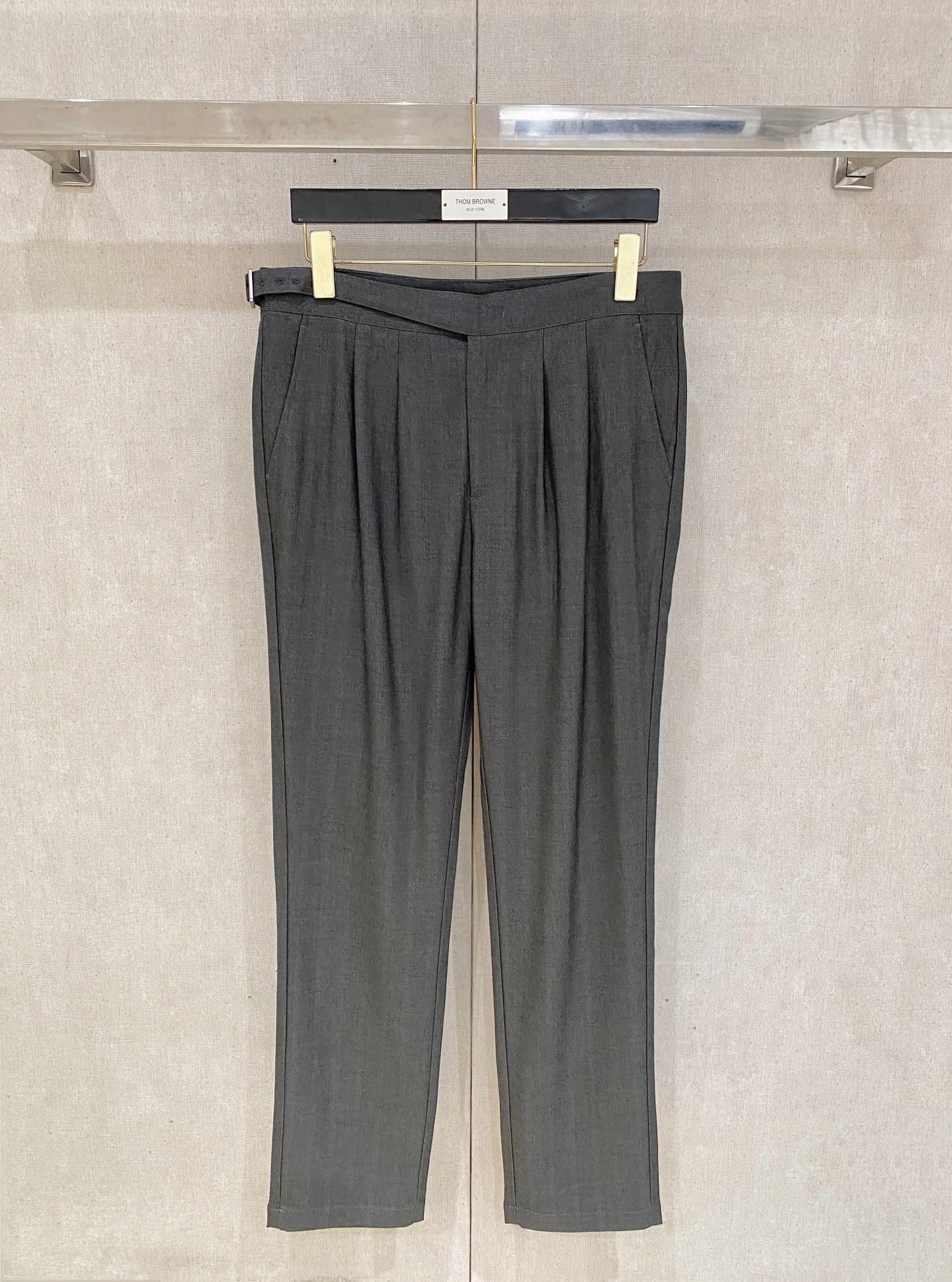 NO:691365,Top quality> (wool blended fabric) is on sale simultaneously on the official website of the counter! All auxiliary materials are original custom-made and genuine orders from trading companies. Advanced custom-made imported fabrics are extracted from natural plant fibers. They are lighter and thinner than ordinary cotton fabrics. They are soft to the touch and comfortable to wear. They are not likely to irritate the skin at all. The fabric has good hygroscopicity and breathability. Size: 30-38 No 35 37,,19860909顶级品质>(羊毛混纺面料)专柜官网同步发售！辅料全部原版定制出品,贸易公司真品订单.高级定制进口面料,以天然植物纖維提炼出来,比一般棉织物轻薄 手感柔软,穿着舒适 完全不易有刺激皮肤 面料吸湿性、透气性良好 尺码: 30-38无35 37,,,Men's clothing