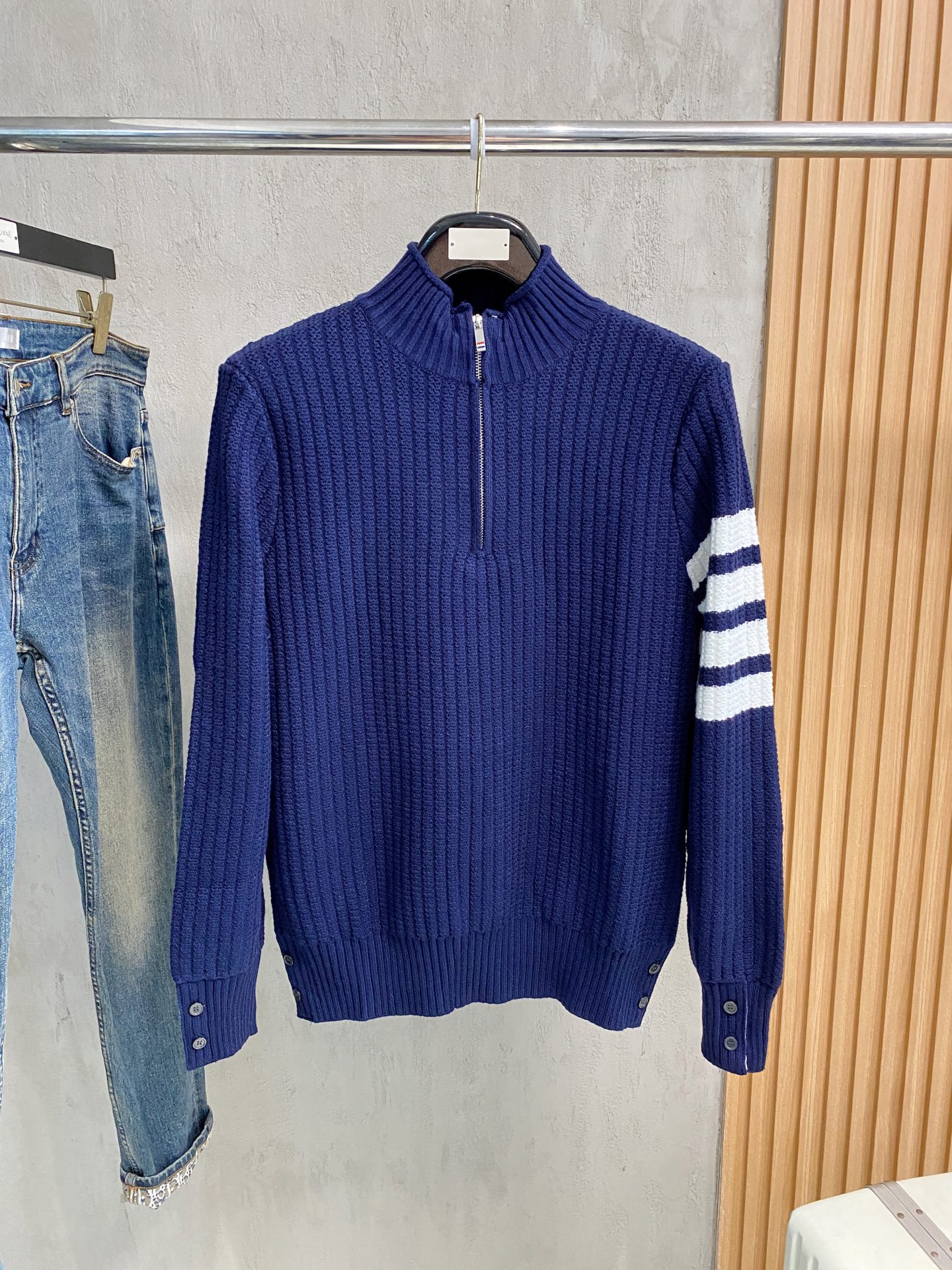 NO:731271,After the new year, the new TB sweater is coming, the latest series of 2025 autumn and winter, 1:1 top replica at the counter, all in good condition!  Thick style, a must-have item for fashionistas!  Those who know the goods should hurry up and start, the fabric is cashmere 10, wool 60, spandex 30, size M-3xl, multi-color,,sweaters,19860909年后 新款来袭TB 毛衣 2025秋冬最新系列,专柜1:1顶级复刻,全品相！加厚款,潮人必备单品！懂货的老铁赶紧下手,面料羊绒10羊毛60氨纶30 尺码 M-3xl 多颜色,,sweaters,,Men's clothing