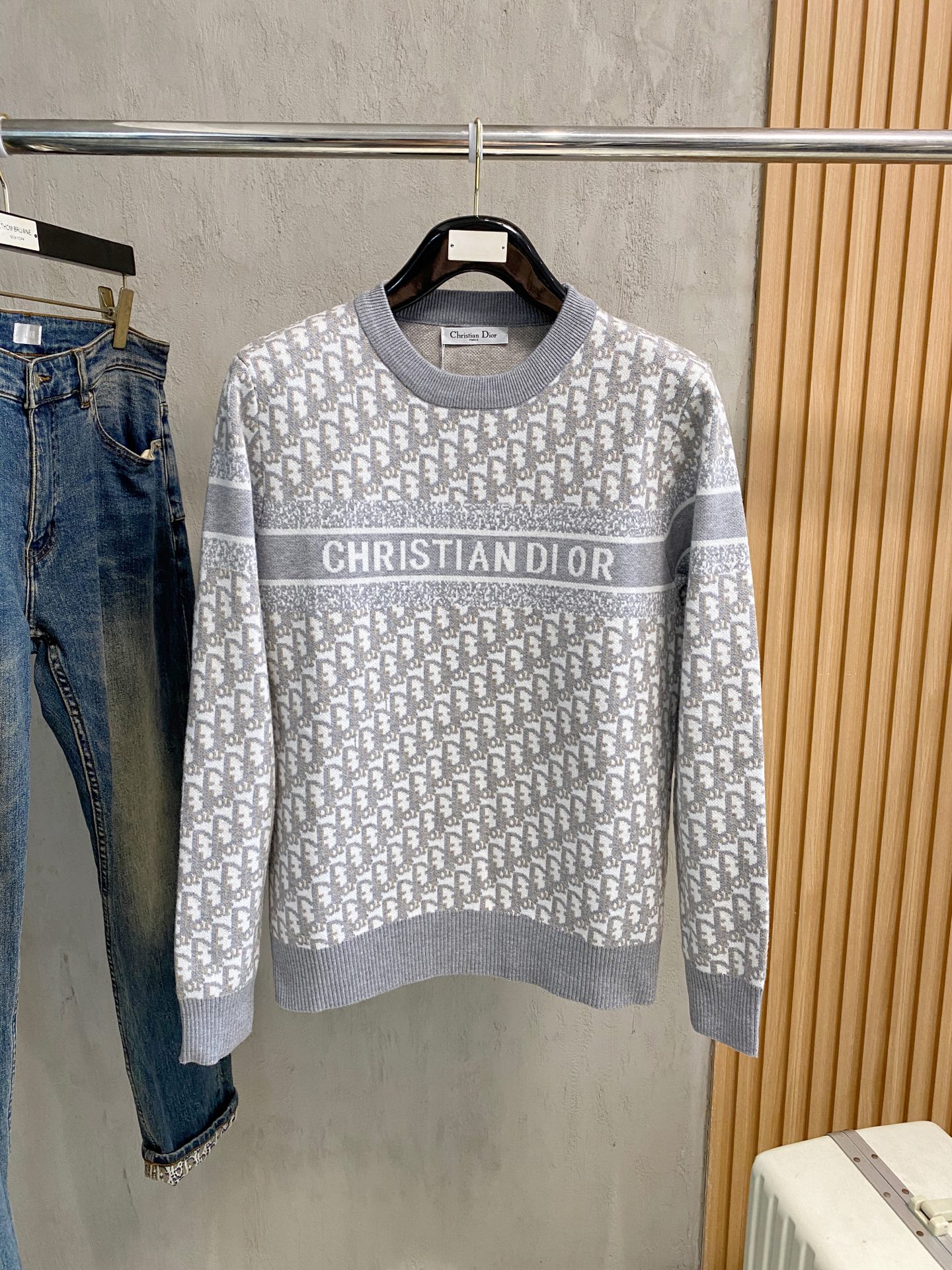 NO:731280,After the new year, the new Dior sweater is coming, the latest series of 2025 autumn and winter, 1:1 top replica at the counter, all in good condition!  Thick style, a must-have item for fashionistas!  Those who know the goods should hurry up and start, the fabric is cashmere 10, wool 60, spandex 30, size M-3xl, multi-color, dior, sweaters,19860909年后 新款来袭 迪奥 毛衣 2025秋冬最新系列,专柜1:1顶级复刻,全品相！加厚款,潮人必备单品！懂货的老铁赶紧下手,面料羊绒10羊毛60氨纶30 尺码 M-3xl 多颜色,,dior,sweaters,,Men's clothing