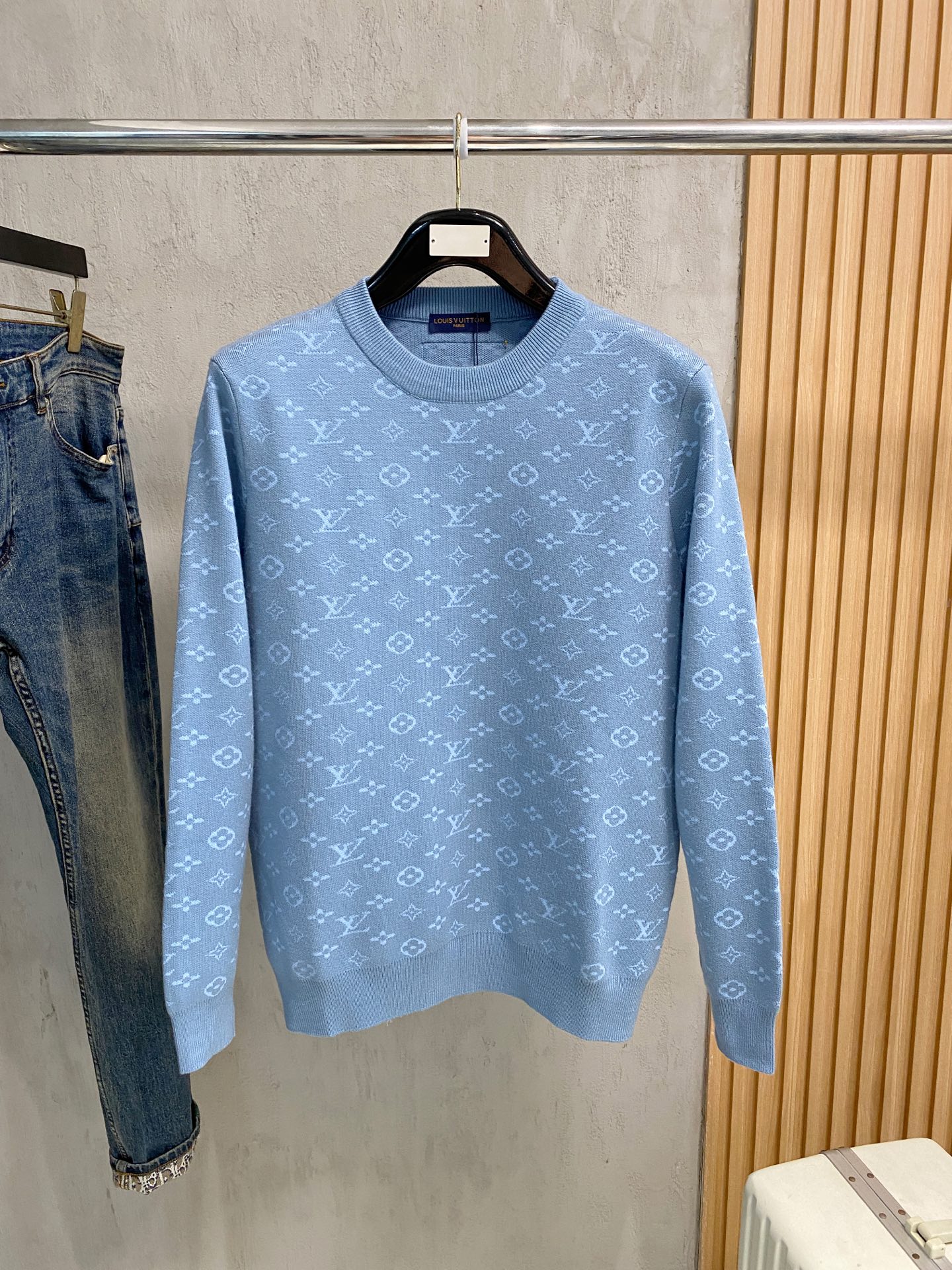 NO:731305,After the new year, the new LV sweaters are coming. The latest series of 2025 autumn and winter, 1:1 top replica at the counter, all in good condition!  Thick style, a must-have item for fashionistas!  Those who know the goods should hurry up and start, the fabric is cashmere 10 wool 60 spandex 30 size M-3xl multi-color, louis vuitton, sweaters,19860909年后 新款来袭 LV 毛衣 2025秋冬最新系列,专柜1:1顶级复刻,全品相！加厚款,潮人必备单品！懂货的老铁赶紧下手,面料羊绒10羊毛60氨纶30 尺码 M-3xl 多颜色,,louis vuitton,sweaters,,Men's clothing
