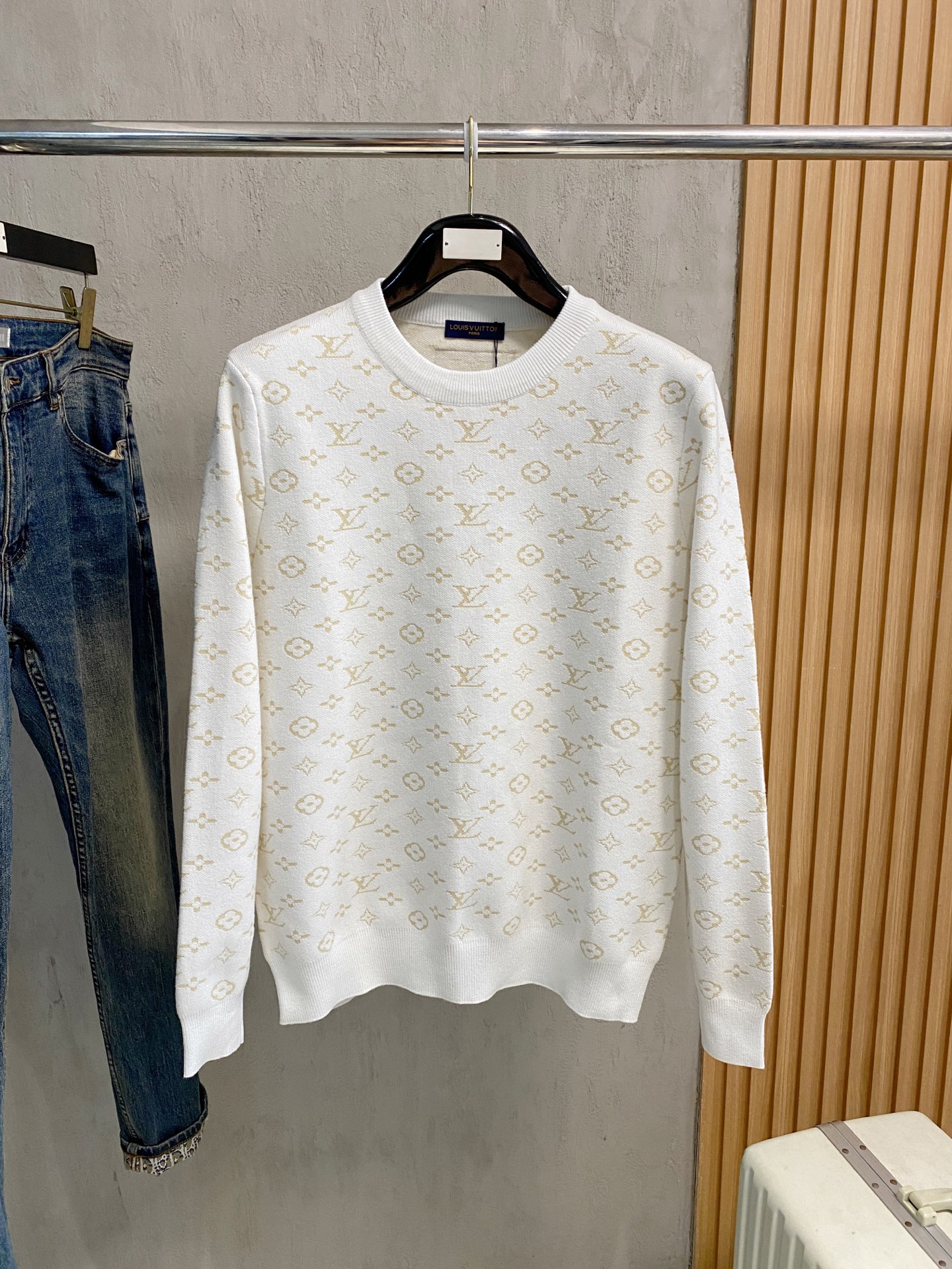 NO:731310,After the new year, the new LV sweaters are coming. The latest series of 2025 autumn and winter, 1:1 top replica at the counter, all in good condition!  Thick style, a must-have item for fashionistas!  Those who know the goods should hurry up and start, the fabric is cashmere 10 wool 60 spandex 30 size M-3xl multi-color, louis vuitton, sweaters,19860909年后 新款来袭 LV毛衣 2025秋冬最新系列,专柜1:1顶级复刻,全品相！加厚款,潮人必备单品！懂货的老铁赶紧下手,面料羊绒10羊毛60氨纶30 尺码 M-3xl 多颜色,,louis vuitton,sweaters,,Men's clothing