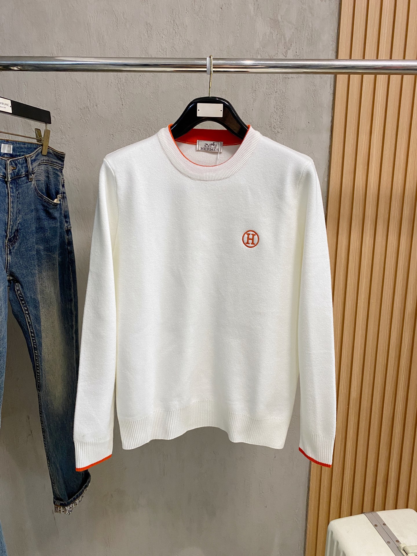 NO:731290,New models are coming after the new year. Hermès sweaters 2025 autumn and winter latest series, 1:1 top replica at the counter, all in good condition!  Thick style, a must-have item for fashionistas!  Those who know the goods should hurry up and start, the fabric is cashmere 10, wool 60, spandex 30, size M-3xl, multi-color, hermes, sweaters,19860909年后 新款来袭 爱马仕毛衣 2025秋冬最新系列,专柜1:1顶级复刻,全品相！加厚款,潮人必备单品！懂货的老铁赶紧下手,面料羊绒10羊毛60氨纶30 尺码 M-3xl 多颜色,,hermes,sweaters,,Men's clothing