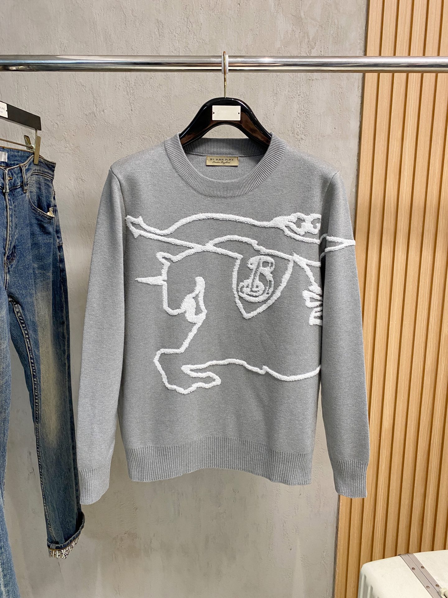 NO:731300,After the new year, the new Burberry sweater 2025 autumn and winter latest series, 1:1 top replica at the counter, all in good condition!  Thick style, a must-have item for fashionistas!  Those who know the goods should hurry up and start, the fabric is cashmere 10, wool 60, spandex 30, size M-3xl, multi-color, burberry, sweaters,19860909年后 新款来袭 巴宝莉毛衣 2025秋冬最新系列,专柜1:1顶级复刻,全品相！加厚款,潮人必备单品！懂货的老铁赶紧下手,面料羊绒10羊毛60氨纶30 尺码 M-3xl 多颜色,,burberry,sweaters,,Men's clothing