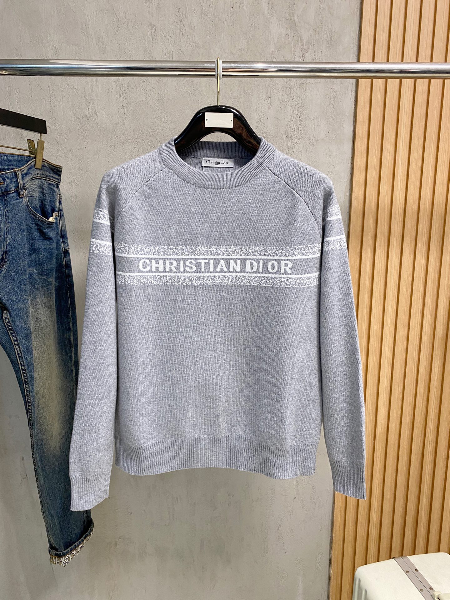 NO:731285,After the new year, new styles are coming, Dior sweaters, the latest series of autumn and winter 2025, 1:1 top replica at the counter, all in good condition!  Thick style, a must-have item for fashionistas!  Those who know the goods should hurry up and start, the fabric is cashmere 10, wool 60, spandex 30, size M-3xl, multi-color, dior, sweaters,19860909年后 新款来袭 迪奥毛衣 2025秋冬最新系列,专柜1:1顶级复刻,全品相！加厚款,潮人必备单品！懂货的老铁赶紧下手,面料羊绒10羊毛60氨纶30 尺码 M-3xl 多颜色,,dior,sweaters,,Men's clothing