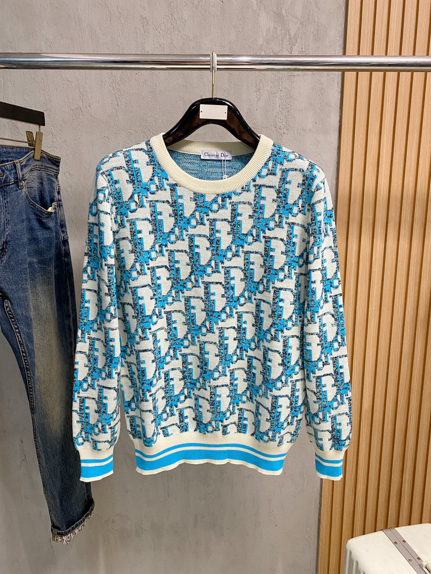 NO:731315,After the new year, new styles are coming, Dior sweaters, the latest series of autumn and winter 2025, 1:1 top replica at the counter, all in good condition!  Thick style, a must-have item for fashionistas!  Those who know the goods should hurry up and start, the fabric is cashmere 10, wool 60, spandex 30, size M-3xl, multi-color, dior, sweaters,19860909年后 新款来袭 迪奥毛衣 2025秋冬最新系列,专柜1:1顶级复刻,全品相！加厚款,潮人必备单品！懂货的老铁赶紧下手,面料羊绒10羊毛60氨纶30 尺码 M-3xl 多颜色,,dior,sweaters,,Men's clothing