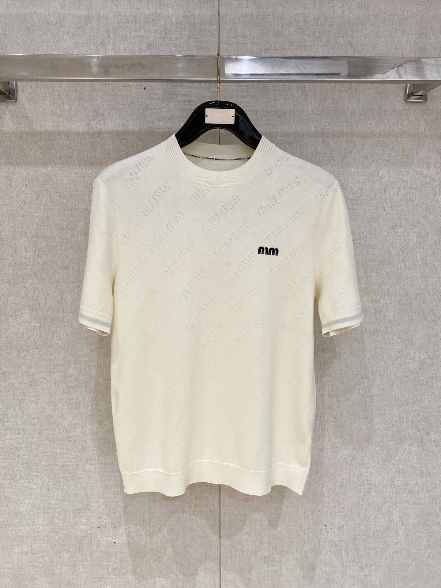 NO:645293,Miu Miu short-sleeved sweater 2025 autumn and winter latest series, 1:1 top replica at the counter, all in good condition!  Thick style, a must-have item for fashionistas!  Those who know the stuff should hurry up and get started. Fabric: cashmere 10, wool 60, spandex 30, size M-3XL, sweaters, T-shirt, alexander wang19860909缪缪 短袖毛衣 2025秋冬最新系列,专柜1:1顶级复刻,全品相！加厚款,潮人必备单品！懂货的老铁赶紧下手,面料羊绒10羊毛60氨纶30 尺码 M-3XL,,sweaters,T-shirt,alexander wang,Men's clothing