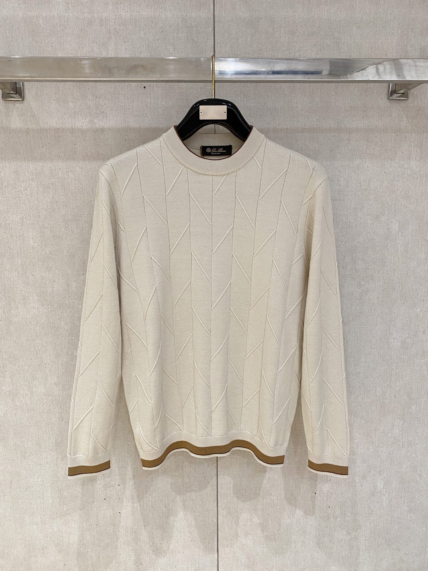 NO:626840,Top quality>(wool series) is on sale simultaneously on the official website of the counter! The accessories are all original and custom-made, genuine orders from trading companies. Advanced custom-made imported fabrics, extracted from natural plant fibers, are lighter and thinner than ordinary cotton fabrics, soft to the touch and comfortable to wear. It is not easy to irritate the skin at all. The fabric has good hygroscopicity and breathability. Size: 48-56, alexander wang19860909顶级品质>(羊毛系列)专柜官网同步发售！辅料全部原版定制出品,贸易公司真品订单.高级定制进口面料,以天然植物纖維提炼出来,比一般棉织物轻薄 手感柔软,穿着舒适 完全不易有刺激皮肤 面料吸湿性、透气性良好 尺码: 48-56,,alexander wang,Men's clothing