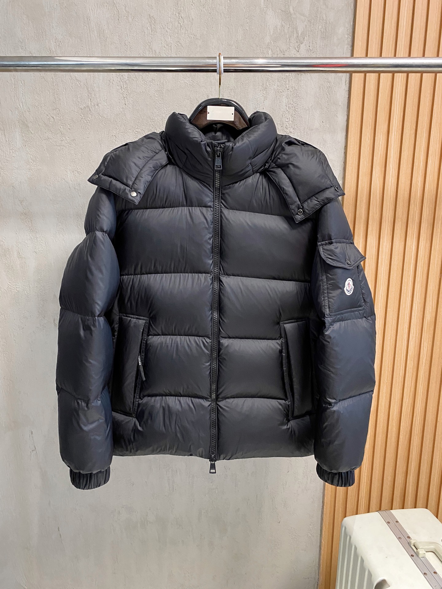NO:597062,Moncler Men's #25 Autumn and Winter Men's Fashion Down Jacket, light luxury, fashionable and casual style, light, warm and soft!  The low-key series is fashionable and versatile, just stylish!  Hong Kong trade order model, a super fairy item!  As a brand that everyone must look up to, their control over the supply of goods is unsurprisingly strict. The very cool, light and elegant hooded down jacket has a more attractive logo badge; the small hood design, functional diagonal pockets on both sides, and the textured original lacquered four-button buckle easily demonstrate the brand recognition and super specifications and performance. The upper body is absolutely eye-catching!  !  !  The overall material is also super durable!  Made of fabrics imported from Italy, it has the high-end feel of a century-old brand. The inner velvet content is made of 90% white goose down, 10% feathers, the whole body is quilted with full down, full of fluffiness, and has excellent resilience. The outer layer is nylon fabric. If you have any questions, you can disassemble it for inspection. It has a high amount of velvet, perfect shape, fashionable and not bloated. It interprets the simple aesthetic style of the series. The upper body is light and warm, and has a perfect cold-proof effect!  !A high-street luxury item that has both good looks and performance online at the same time. It is a super heavyweight item that will definitely hit the street. Color Black Gray Size M L XL 2XL 3XL, Moncler, down jacket, hats, alexander wang19860909Moncler 蒙口#25秋冬男士时尚羽绒服 轻奢时尚休闲风格,轻盈保暖柔软！低调系列时尚百搭,就是有型！香港贸易订单款,超级种草的神仙单品！作为大家都要仰视的品牌,他们对货源的把控也毫无悬念的严格,非常酷炫轻盈飘逸的连帽羽绒服 更具魅力感Logo徽章；小连帽设计,两侧功能性斜插的口袋,很有质感的原漆原版四合扣,轻松的彰显品牌辨识度跟超强规格性能,上身绝对超级惹眼！！！整体的材质也是超级能打！采用意大利进口面料打造,具有百年品牌的高端触感 内里绒子含量90白鹅绒打造,10羽毛,满身横线绗缝充绒饱满,蓬松感十足回弹性特别好,外层锦纶面料.如有疑问,可拆开检验,充绒量极高,版型完美,时尚不臃肿,演绎系列的简约美学风格,上身效果轻盈保暖,御寒效果满分! !一款颜值跟性能同步在线的高街奢物,绝对炸街的超级重磅 颜色黑色 灰色 码数M L XL 2XL 3XL,,Moncler,down jacket,hats,alexander wang,Men's clothing