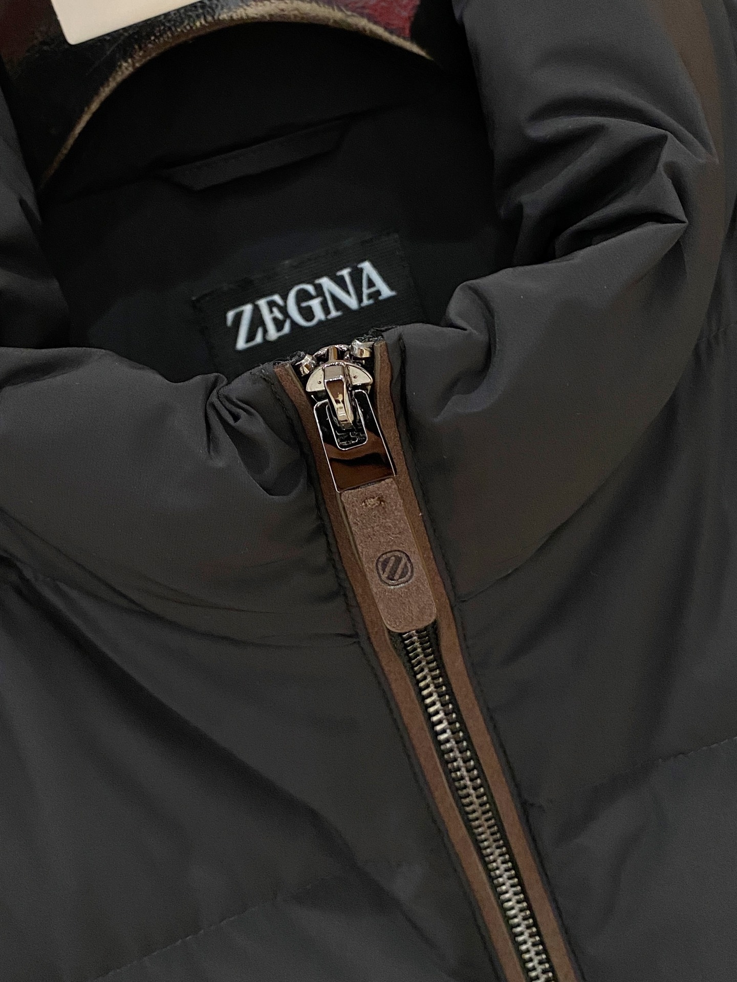 顶级品质>(羽绒系列)专柜官网同步发售！辅料全部原版定制出品，贸易公司真品订单。高级定制进口面料，以天然