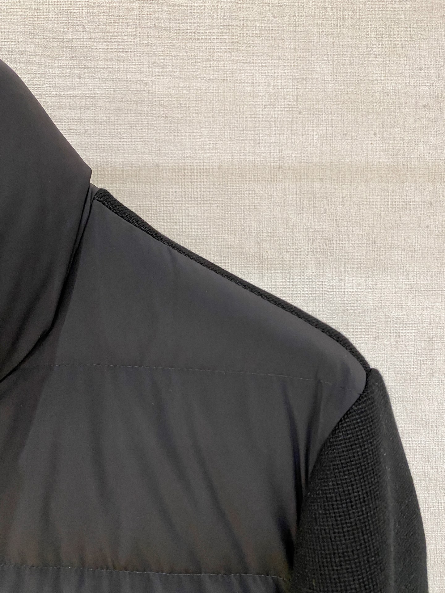 顶级品质>(羽绒系列)专柜官网同步发售！辅料全部原版定制出品，贸易公司真品订单。高级定制进口面料，以天然