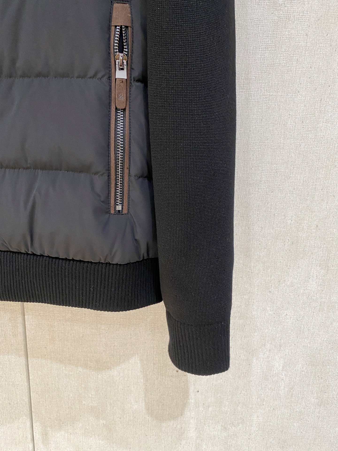 顶级品质>(羽绒系列)专柜官网同步发售！辅料全部原版定制出品，贸易公司真品订单。高级定制进口面料，以天然