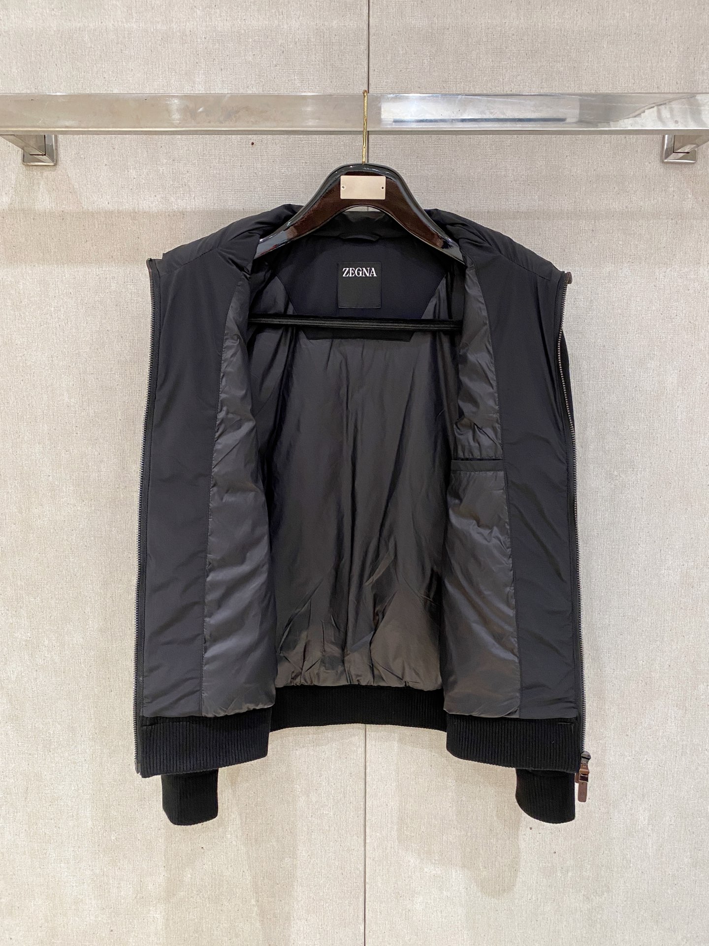 顶级品质>(羽绒系列)专柜官网同步发售！辅料全部原版定制出品，贸易公司真品订单。高级定制进口面料，以天然