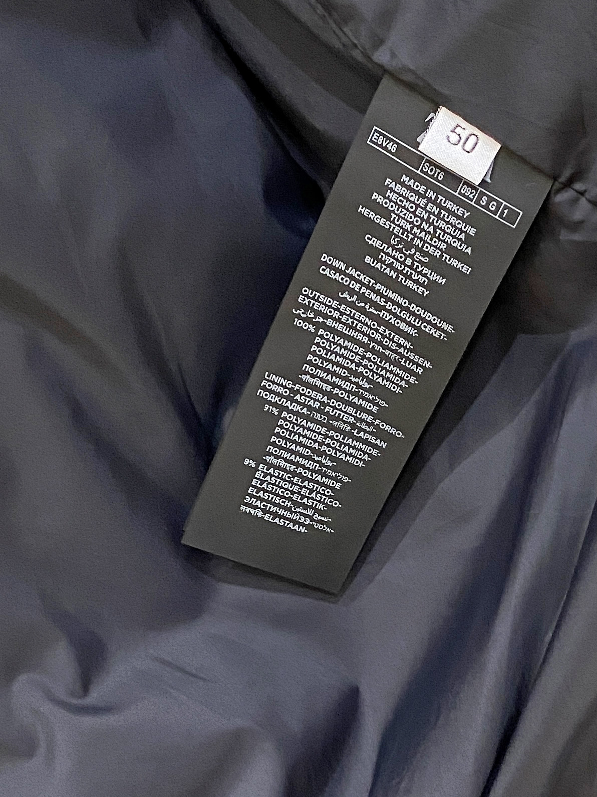 顶级品质>(羽绒系列)专柜官网同步发售！辅料全部原版定制出品，贸易公司真品订单。高级定制进口面料，以天然