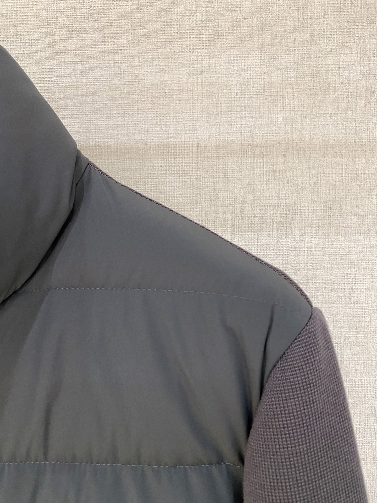 顶级品质>(羽绒系列)专柜官网同步发售！辅料全部原版定制出品，贸易公司真品订单。高级定制进口面料，以天然