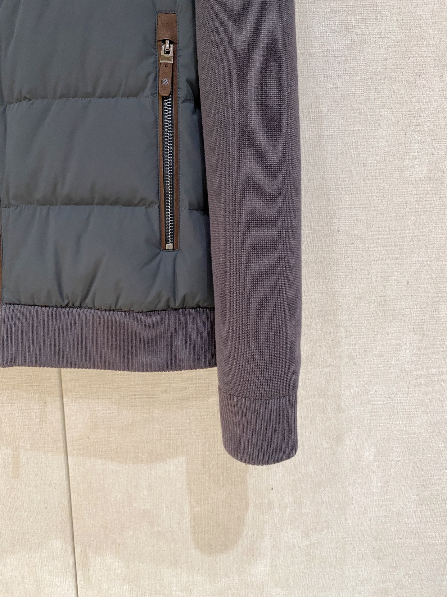 顶级品质>(羽绒系列)专柜官网同步发售！辅料全部原版定制出品，贸易公司真品订单。高级定制进口面料，以天然