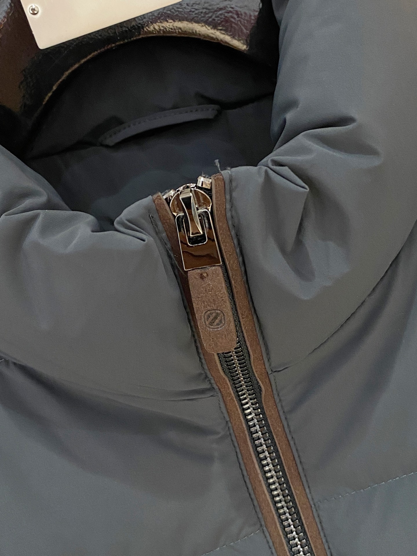 顶级品质>(羽绒系列)专柜官网同步发售！辅料全部原版定制出品，贸易公司真品订单。高级定制进口面料，以天然