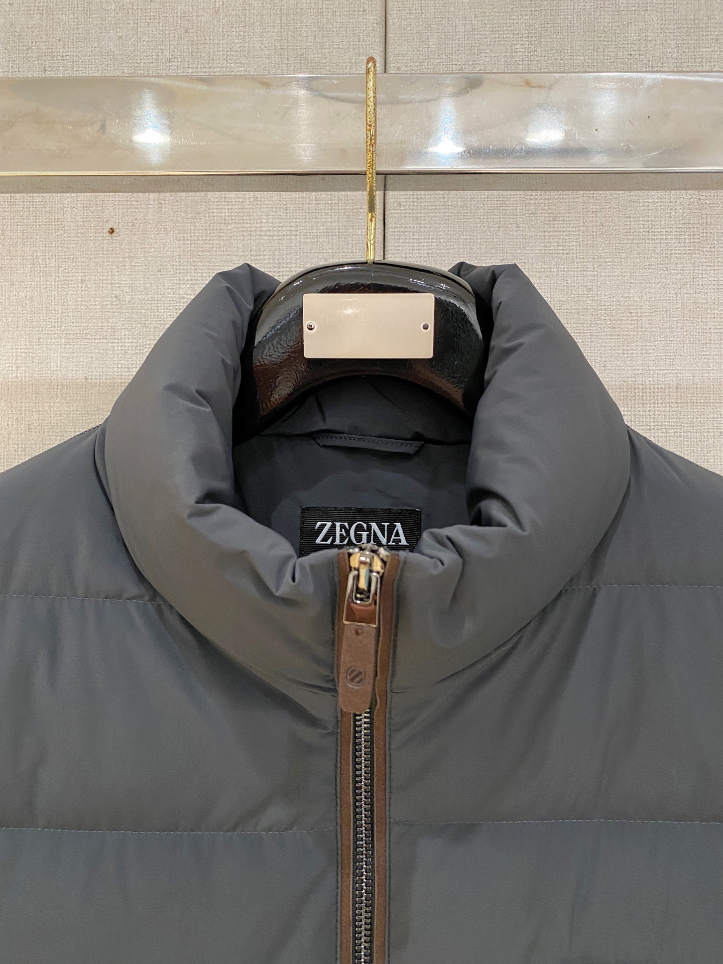 顶级品质>(羽绒系列)专柜官网同步发售！辅料全部原版定制出品，贸易公司真品订单。高级定制进口面料，以天然