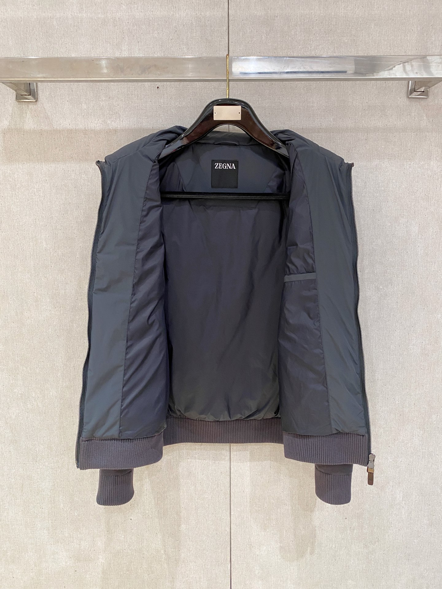 顶级品质>(羽绒系列)专柜官网同步发售！辅料全部原版定制出品，贸易公司真品订单。高级定制进口面料，以天然