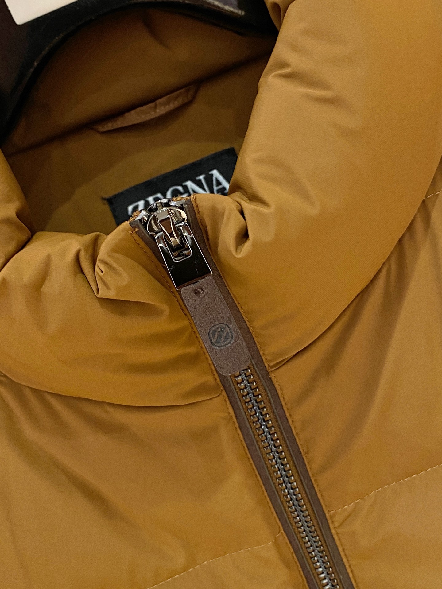 顶级品质>(羽绒系列)专柜官网同步发售！辅料全部原版定制出品，贸易公司真品订单。高级定制进口面料，以天然