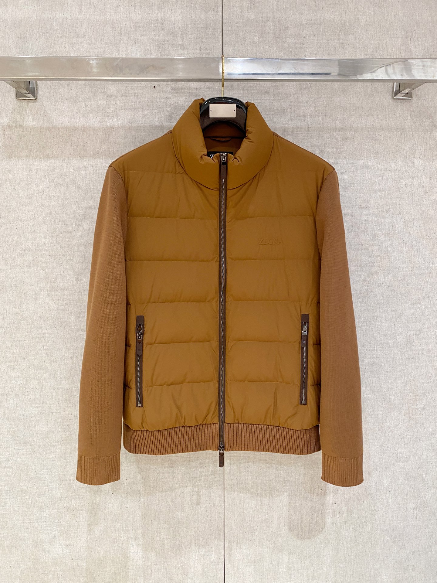 顶级品质>(羽绒系列)专柜官网同步发售！辅料全部原版定制出品，贸易公司真品订单。高级定制进口面料，以天然