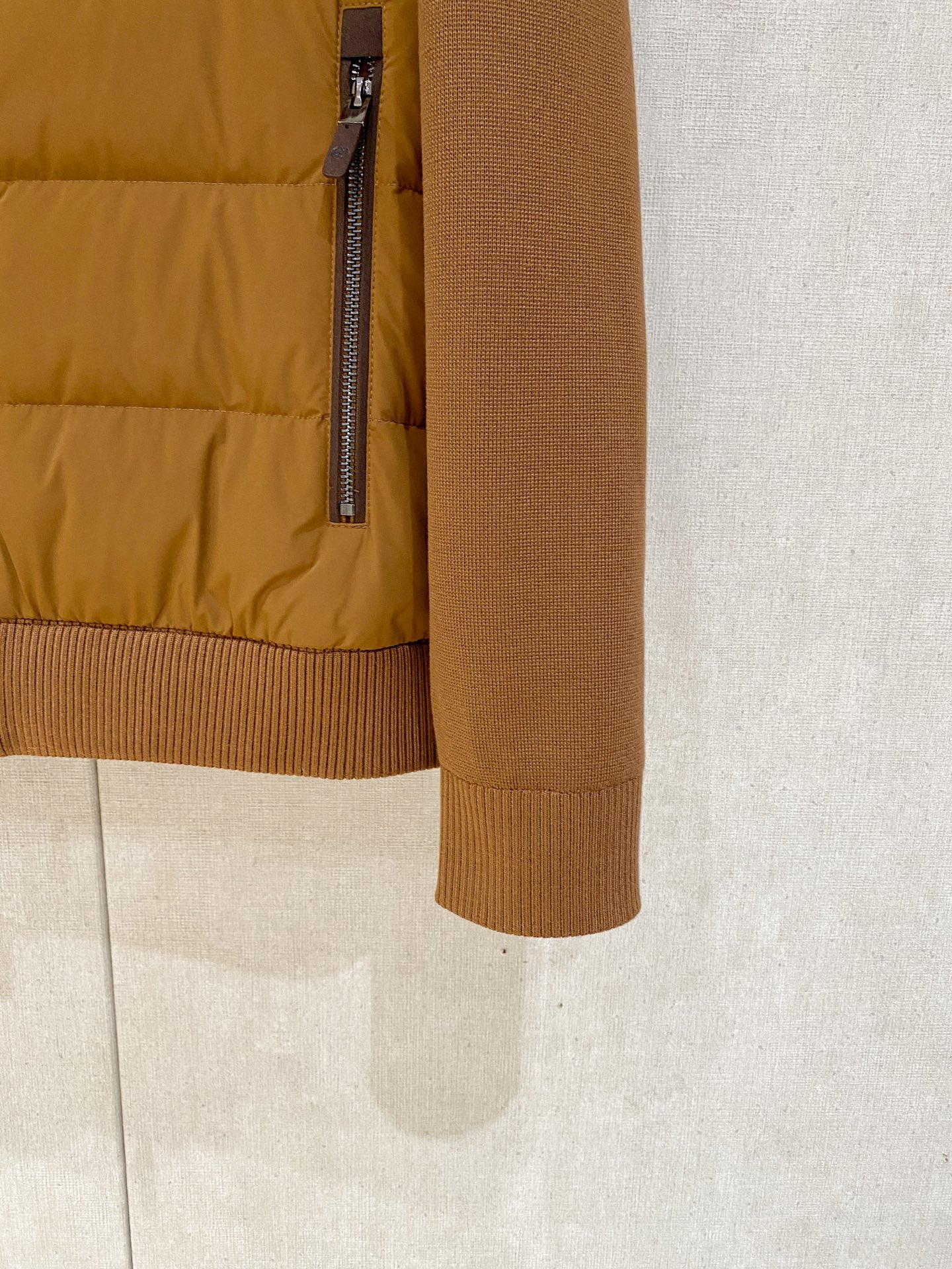 顶级品质>(羽绒系列)专柜官网同步发售！辅料全部原版定制出品，贸易公司真品订单。高级定制进口面料，以天然