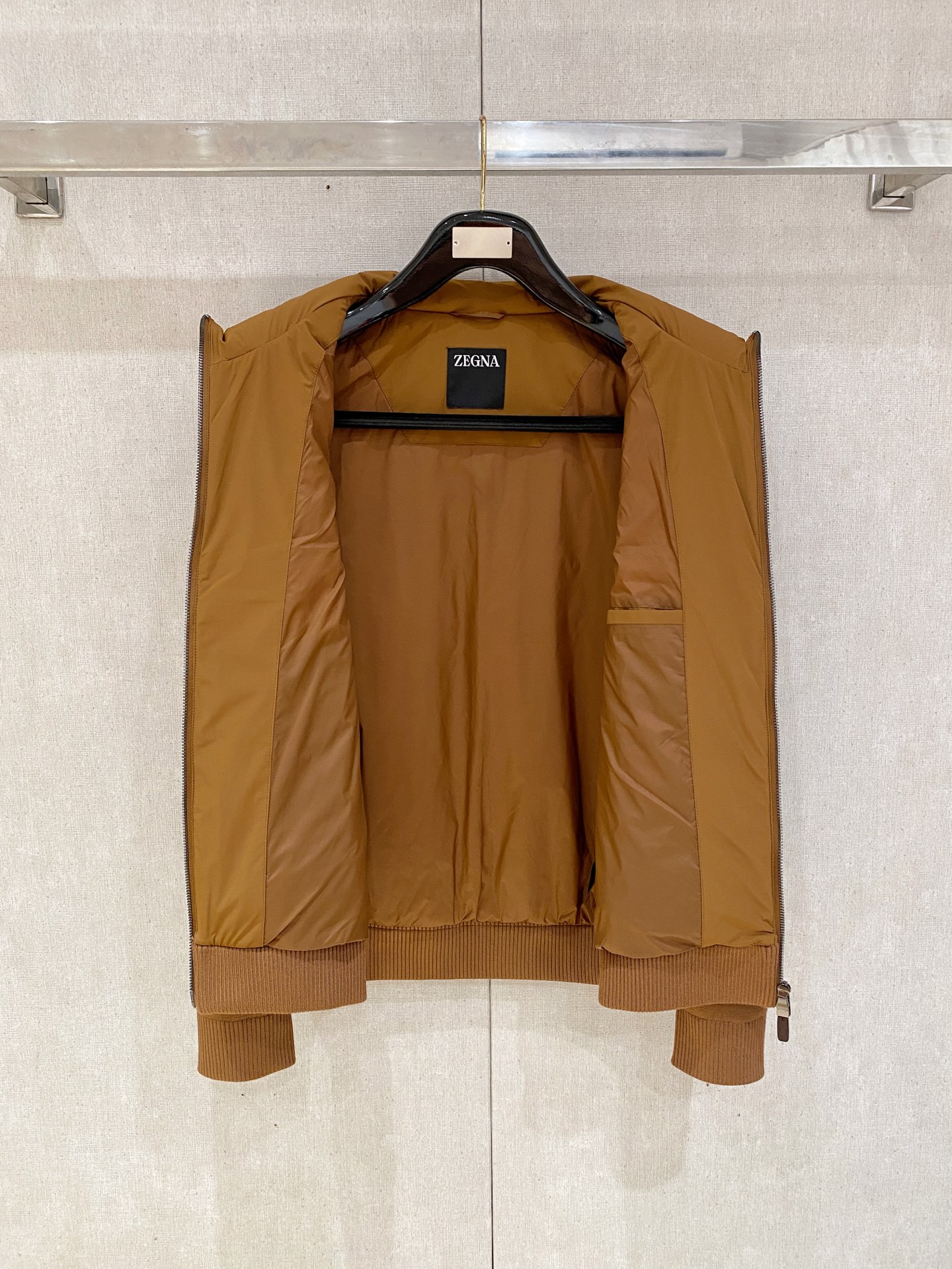 顶级品质>(羽绒系列)专柜官网同步发售！辅料全部原版定制出品，贸易公司真品订单。高级定制进口面料，以天然