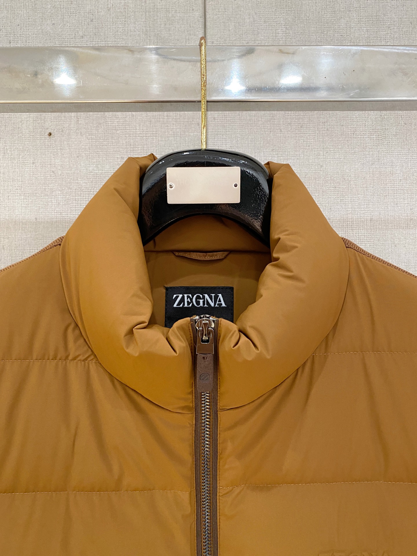 顶级品质>(羽绒系列)专柜官网同步发售！辅料全部原版定制出品，贸易公司真品订单。高级定制进口面料，以天然