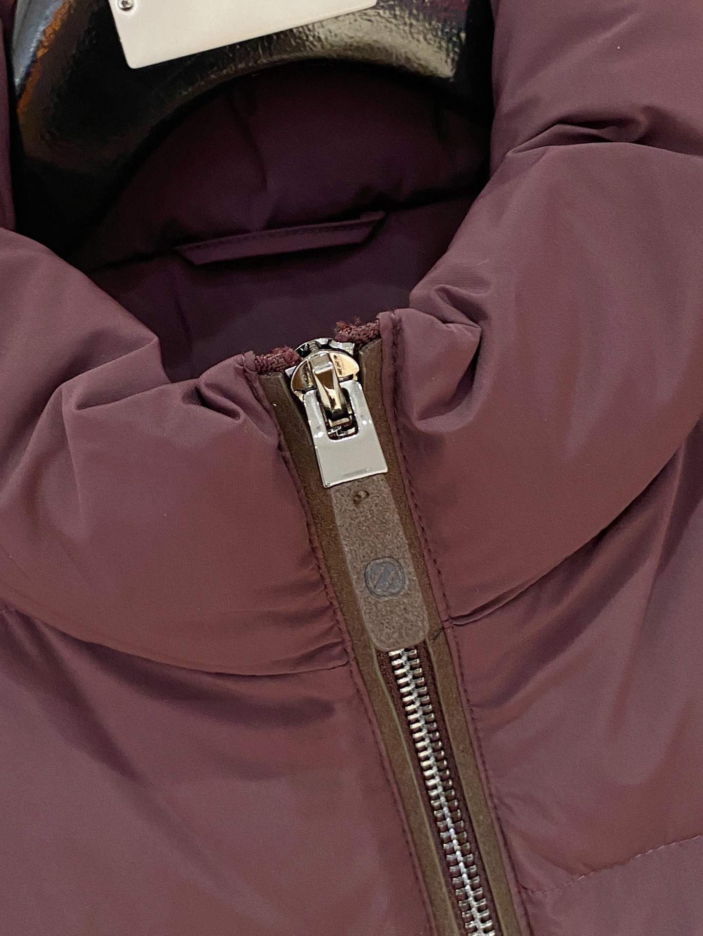 顶级品质>(羽绒系列)专柜官网同步发售！辅料全部原版定制出品，贸易公司真品订单。高级定制进口面料，以天然