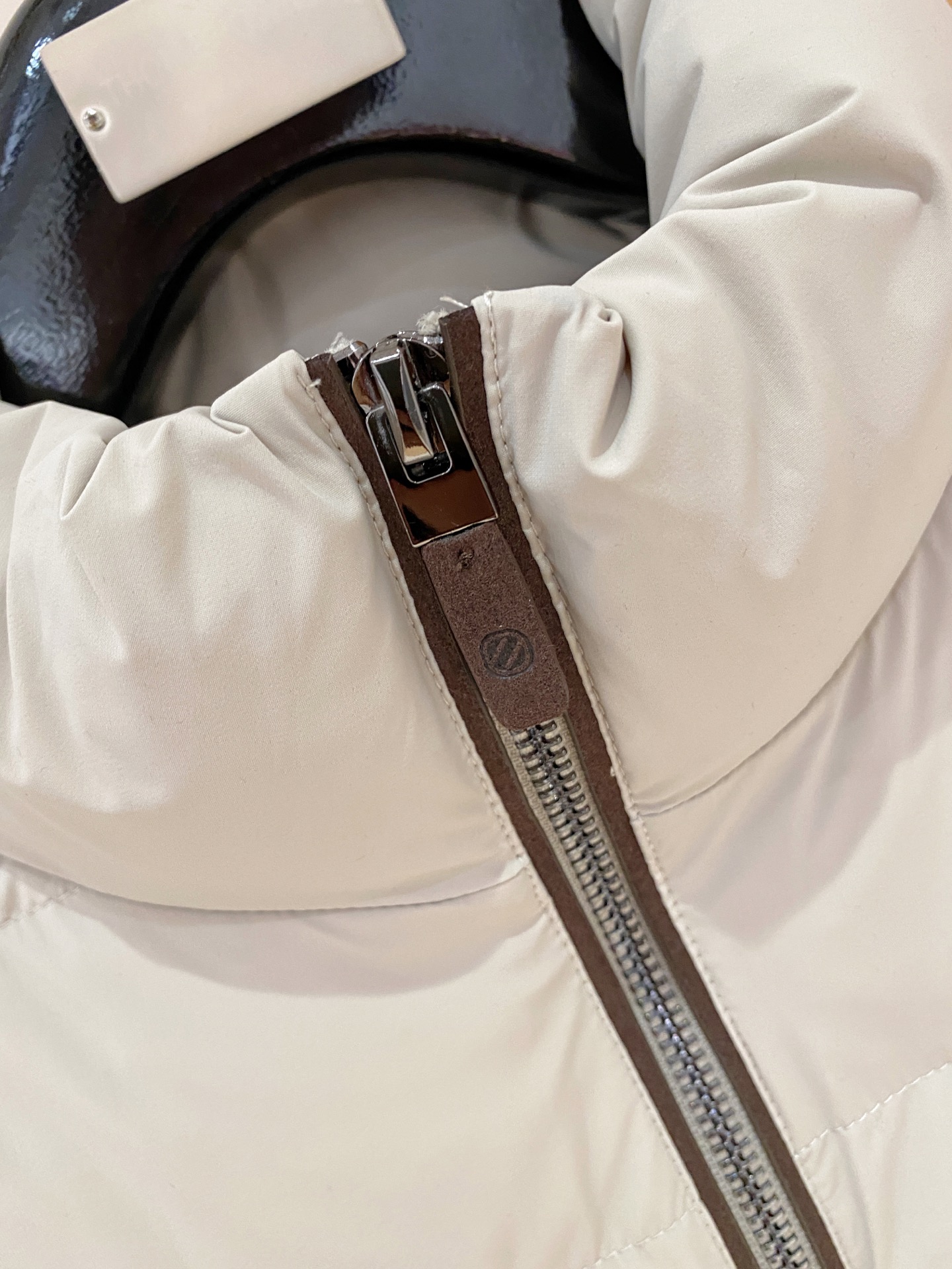 顶级品质>(羽绒系列)专柜官网同步发售！辅料全部原版定制出品，贸易公司真品订单。高级定制进口面料，以天然