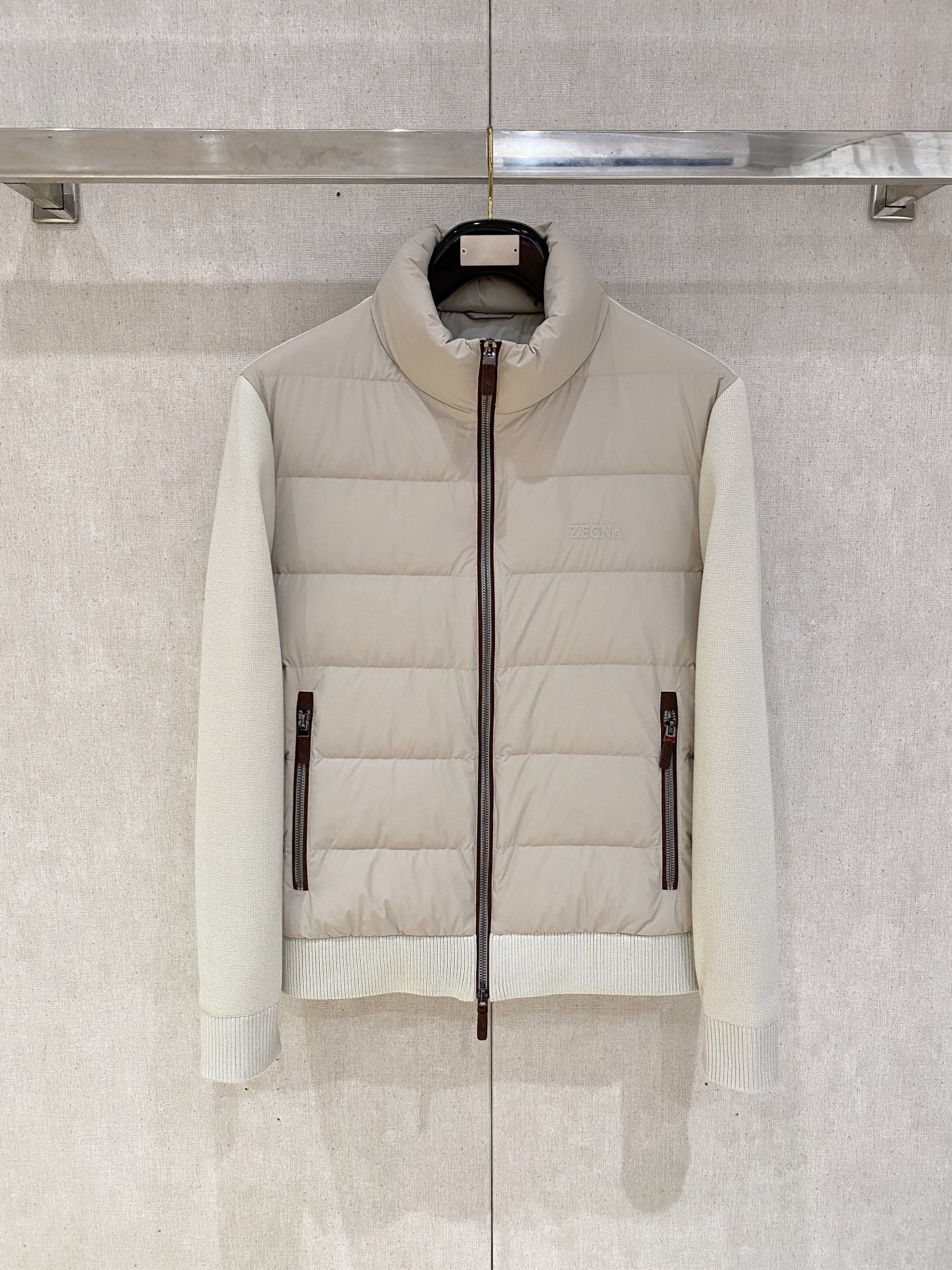 顶级品质>(羽绒系列)专柜官网同步发售！辅料全部原版定制出品，贸易公司真品订单。高级定制进口面料，以天然