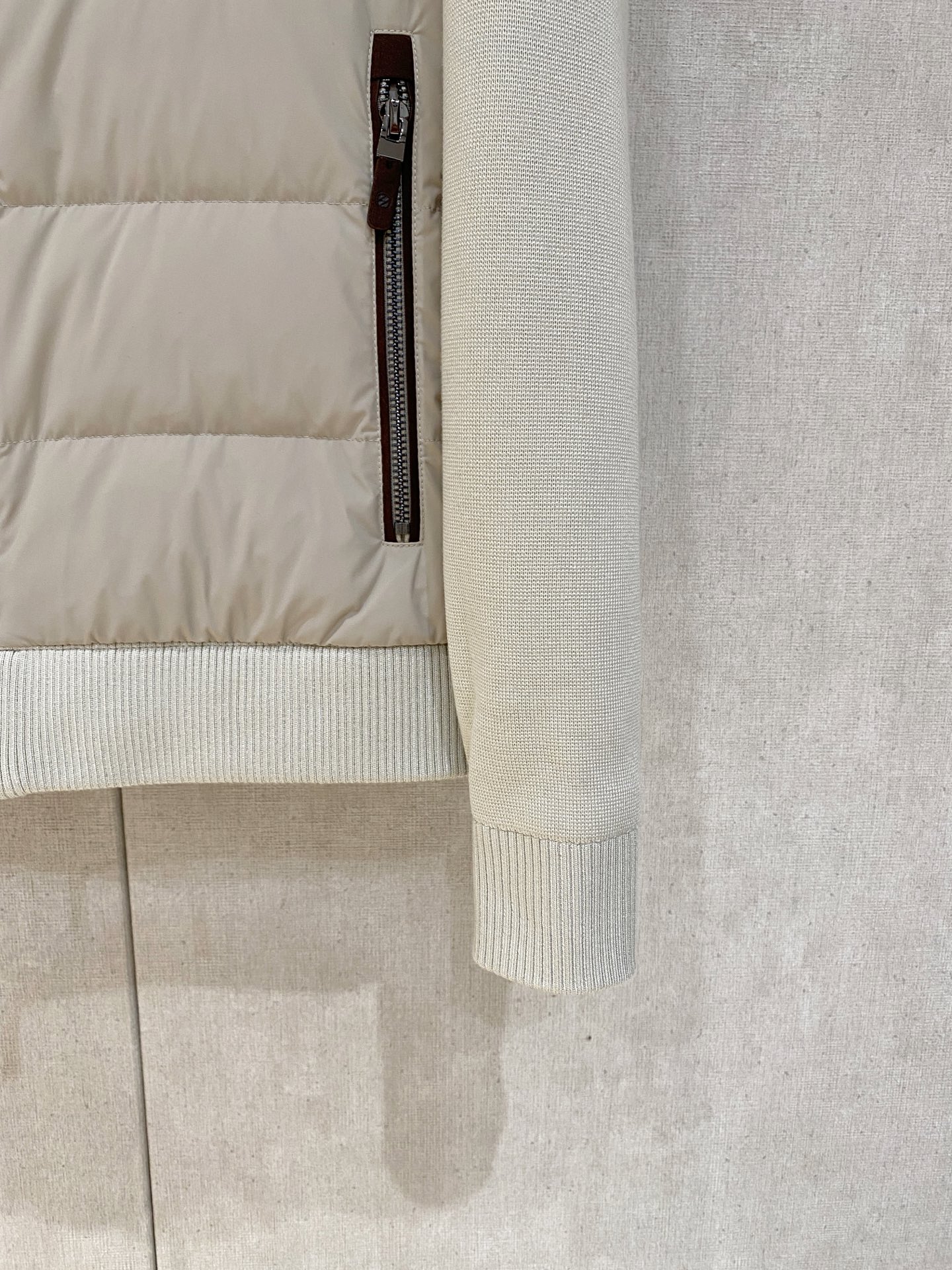 顶级品质>(羽绒系列)专柜官网同步发售！辅料全部原版定制出品，贸易公司真品订单。高级定制进口面料，以天然