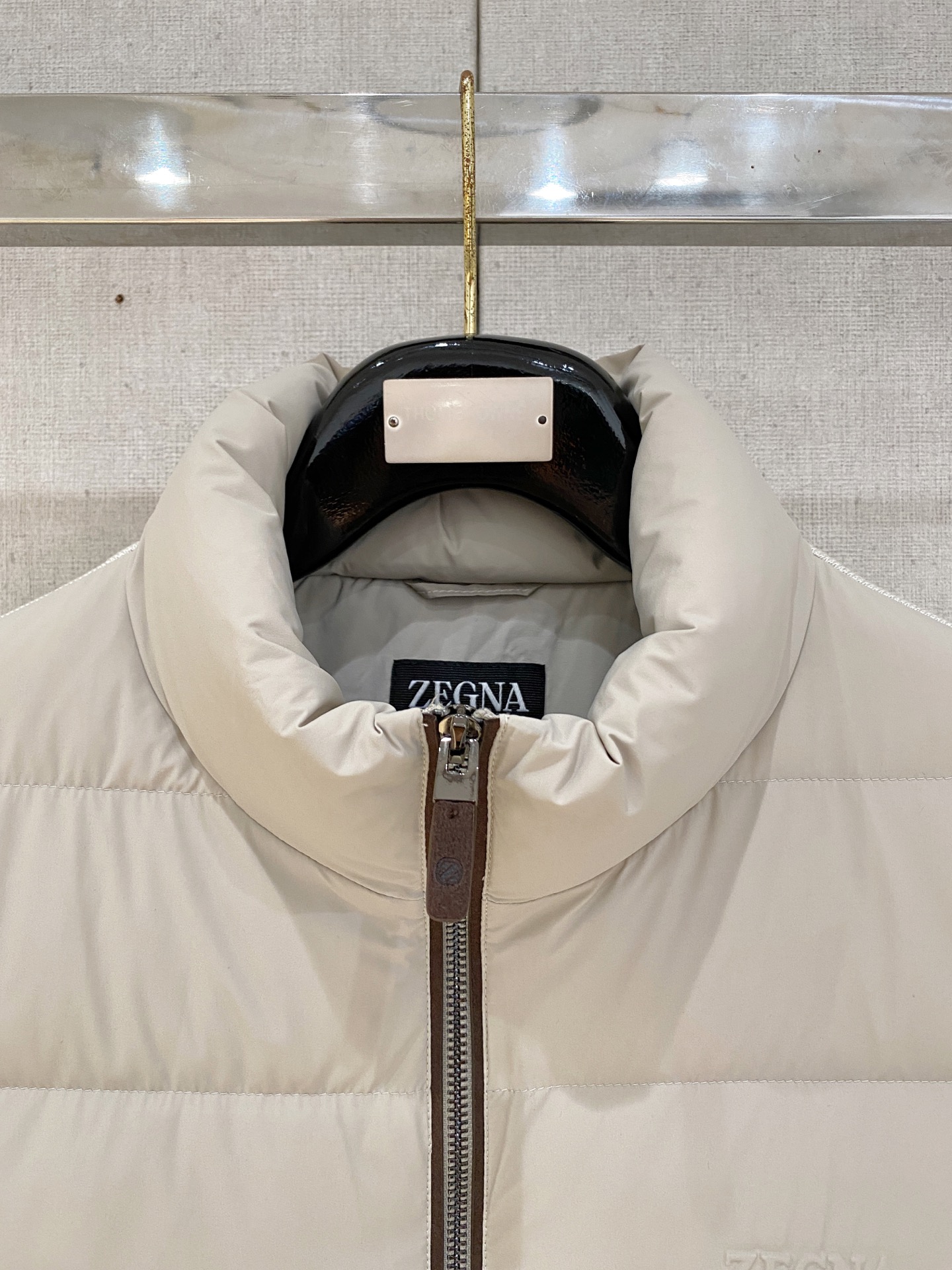 顶级品质>(羽绒系列)专柜官网同步发售！辅料全部原版定制出品，贸易公司真品订单。高级定制进口面料，以天然