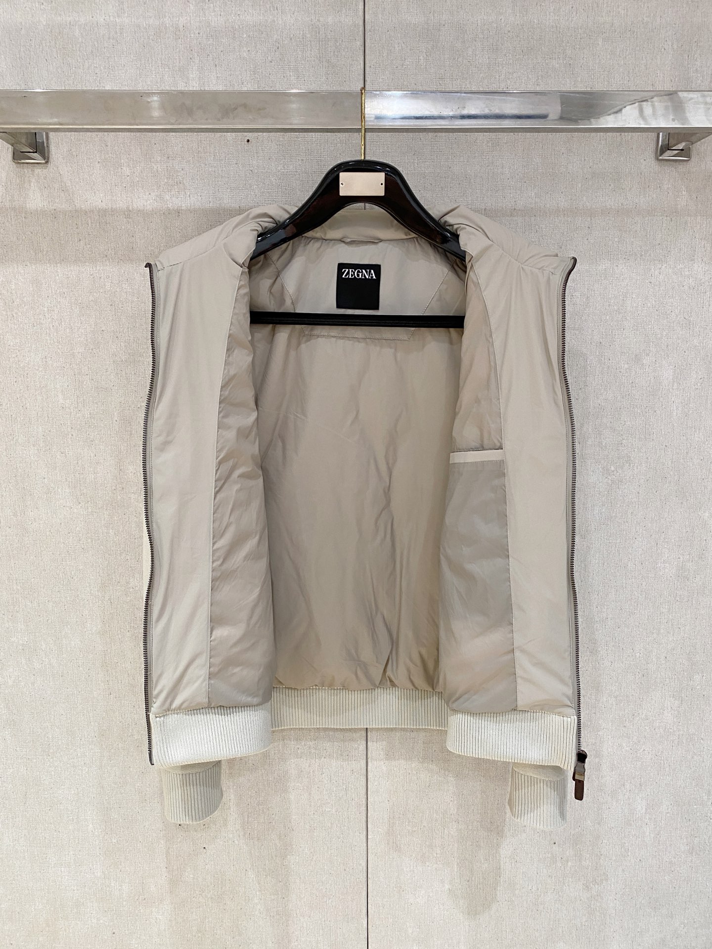 顶级品质>(羽绒系列)专柜官网同步发售！辅料全部原版定制出品，贸易公司真品订单。高级定制进口面料，以天然